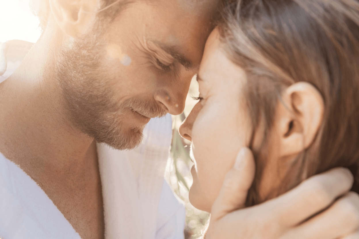 Ein Paar das sichtlich verliebt ist.