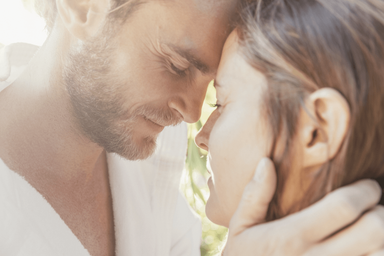 Nahaufnahme eines Mannes mit Bart, der seinen Kopf leicht zur Seite neigt