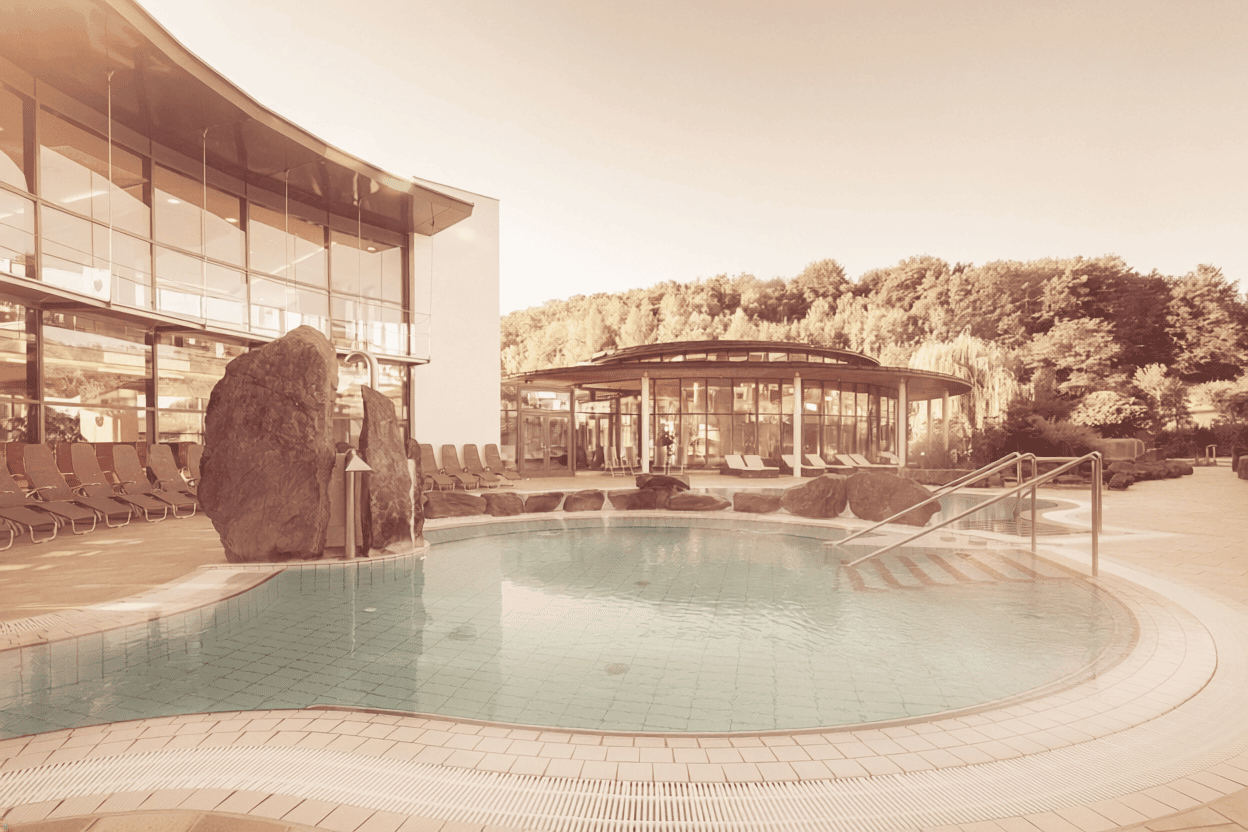 Thermal pool in the Schaffelbad with a view of nature.