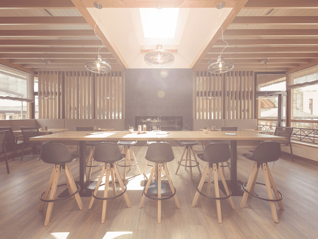 Ein Tisch in der Speiserei