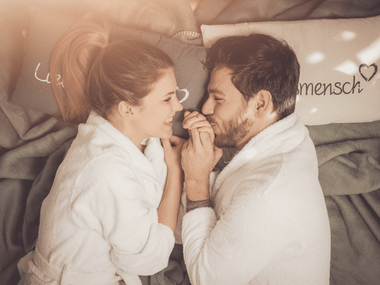 Der verliebte Mann küsst die Frau auf die Hand.