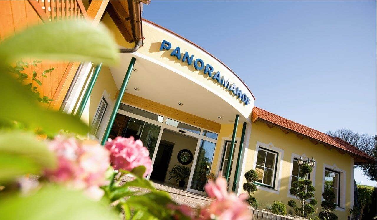 Der Eingang zum Panoramahof von außen.