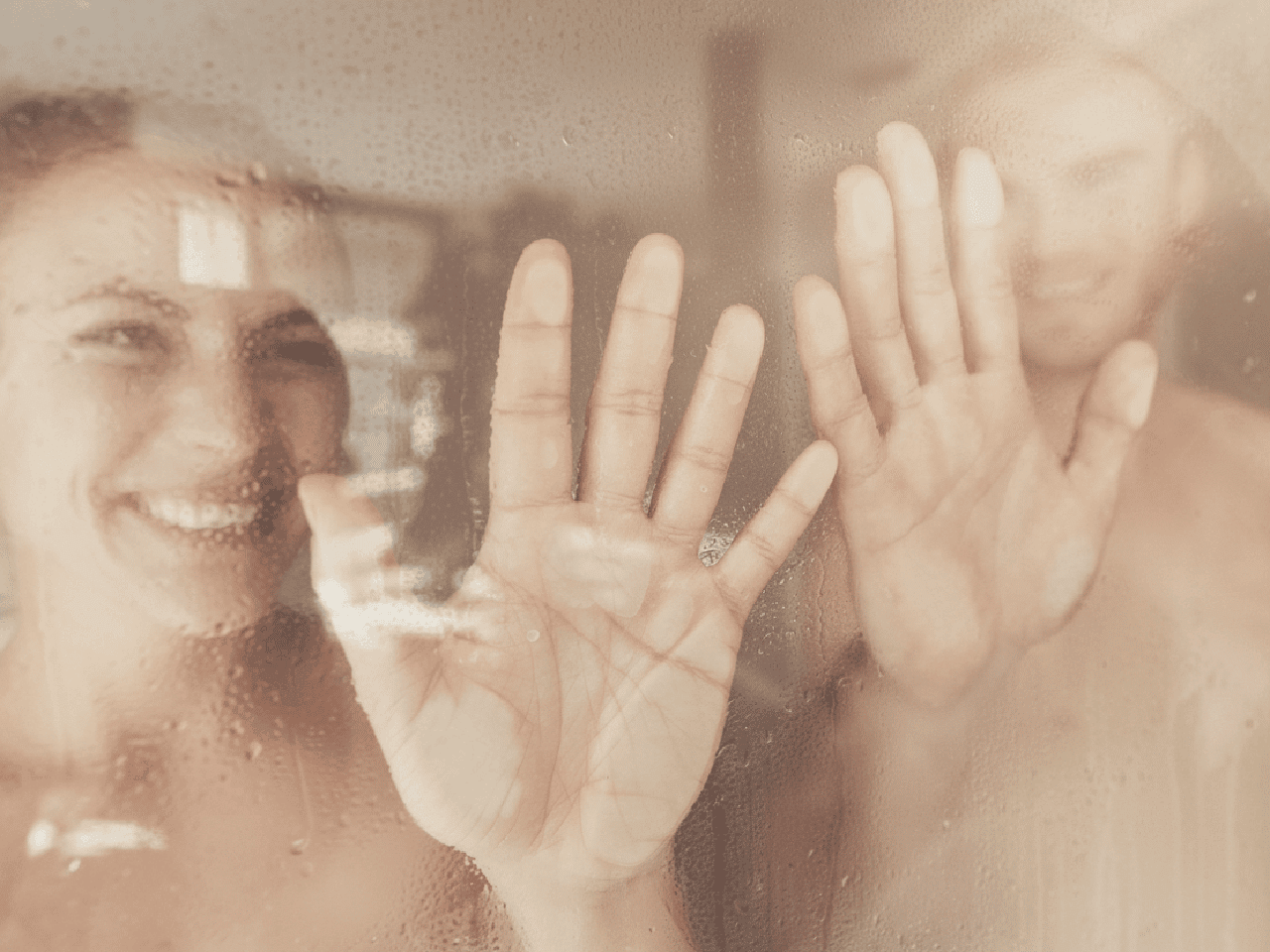 Ein Paar genießt die Dampfsauna.