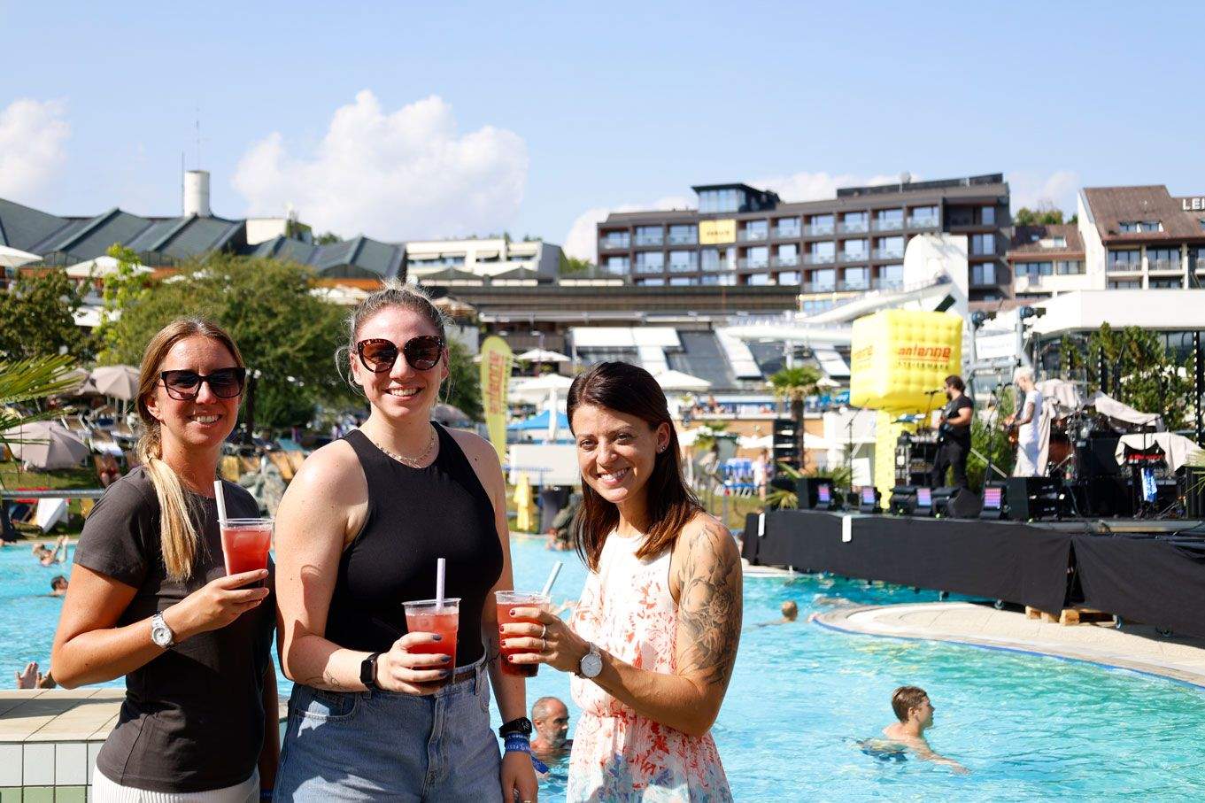 Cocktails am Acapulco Becken