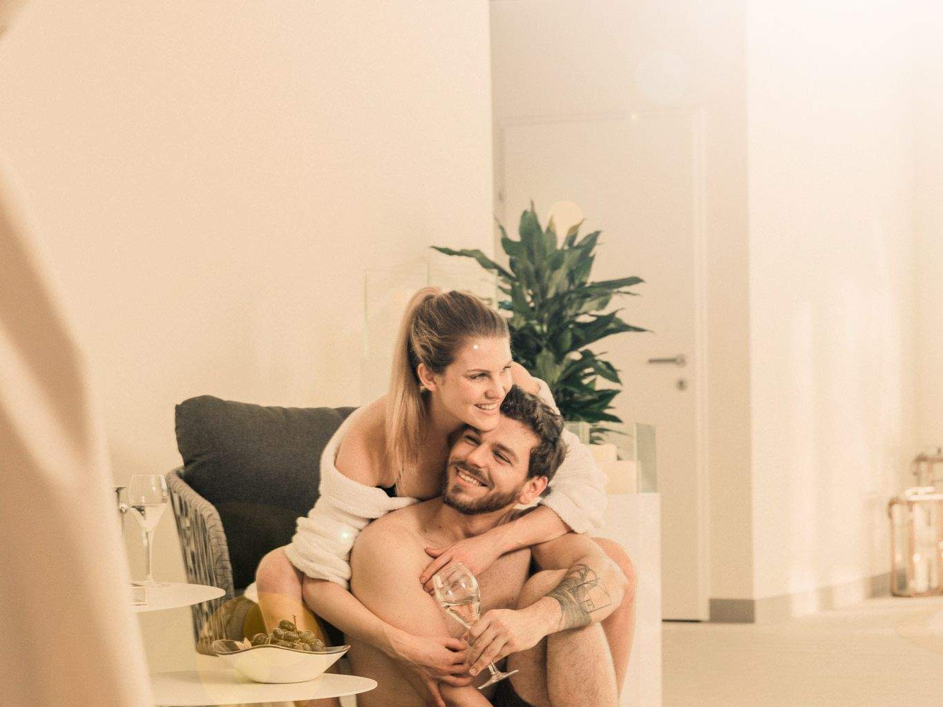 Ein Paar umarmt sich verleibt im Private Spa des Thermenresorts Loipersdorf.