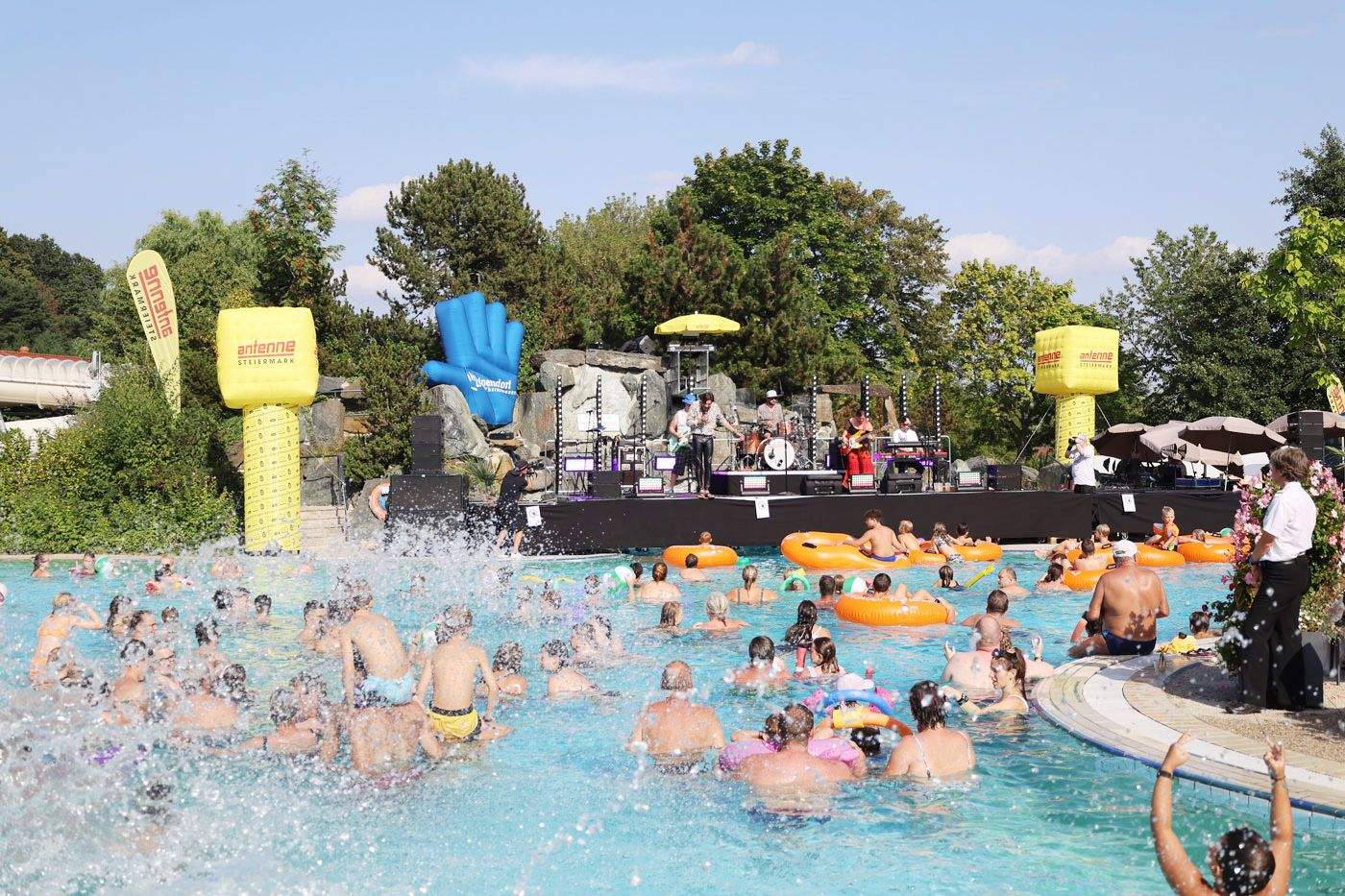 Band "ALLE ACHTUNG" gab ein Konzert am Acapulco Becken