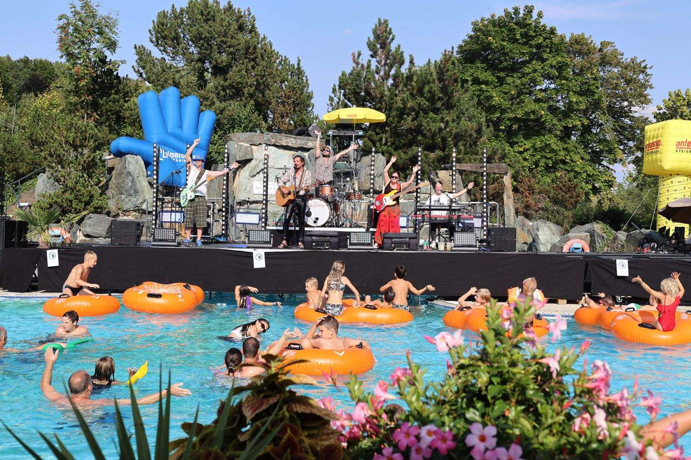 Band "ALLE ACHTUNG" gab ein Konzert am Acapulco Becken