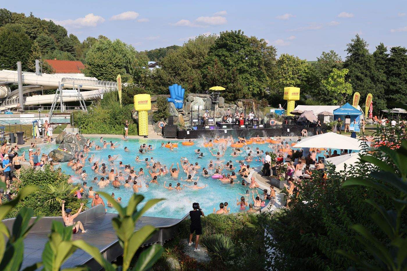 Jede menge Menschen im Acapulco genießen das Thermenfestival