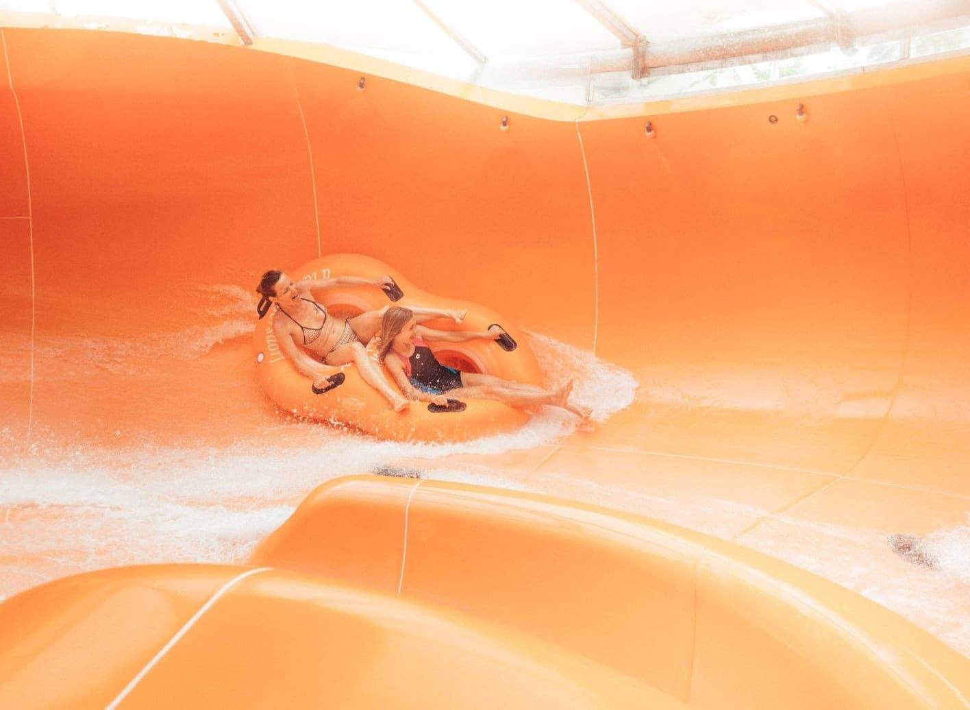 Zwei Kinder in einem doppelreifen wie sie die Rutschen