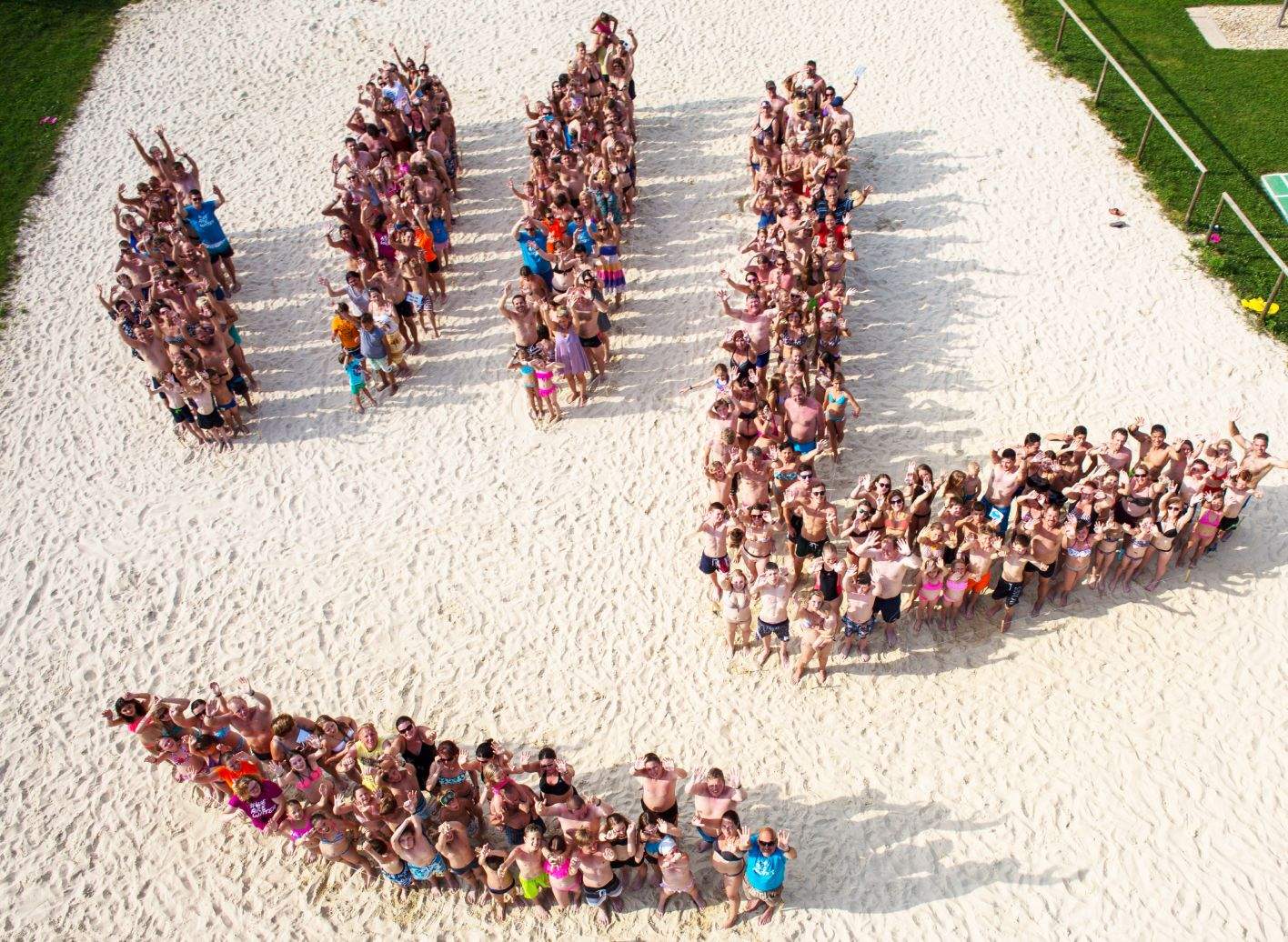 Badegäste und Mitarbeiterinnen und Mitarbeiter formen das Logo des Thermenresorts Loipersdorf.