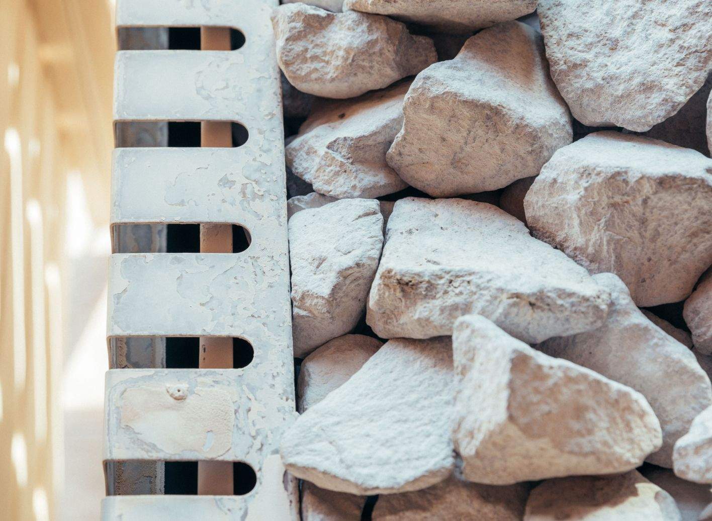 Die Steine für den Aufguss in einer Sauna.