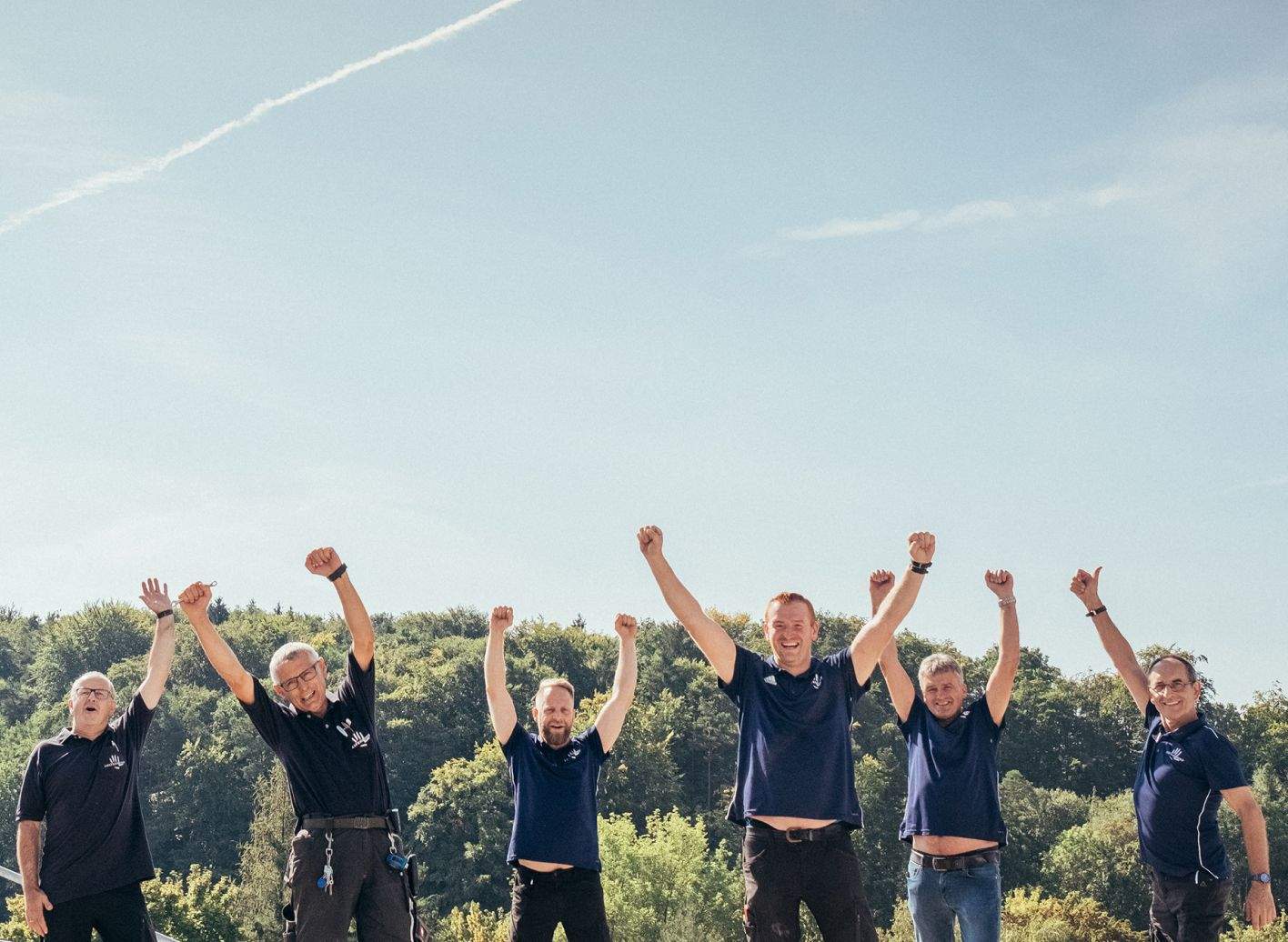 Mitarbeiter des Thermenresorts Loipersdorf springen in die Luft.