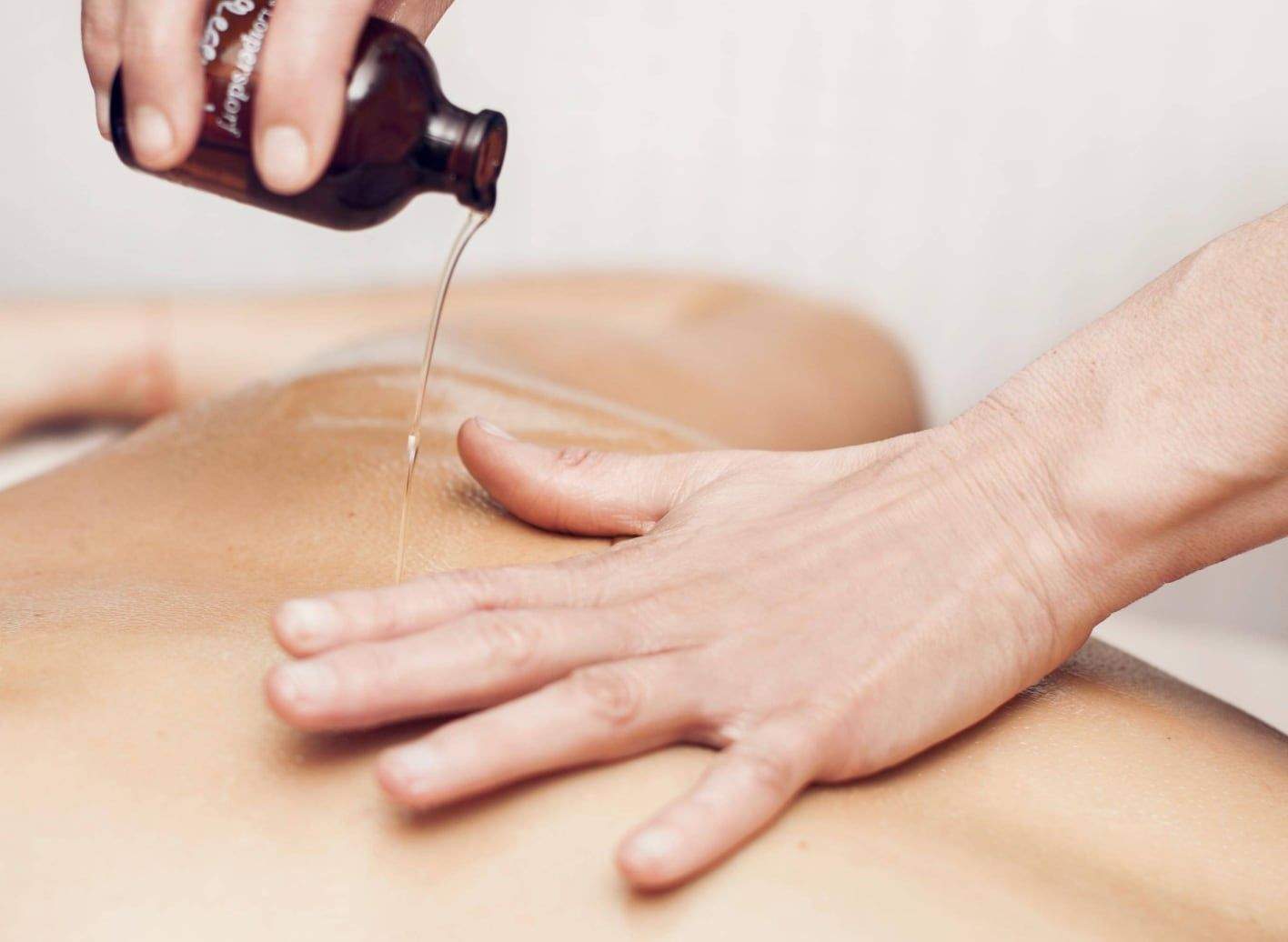 Rücken wird mit Öl eingeölt
