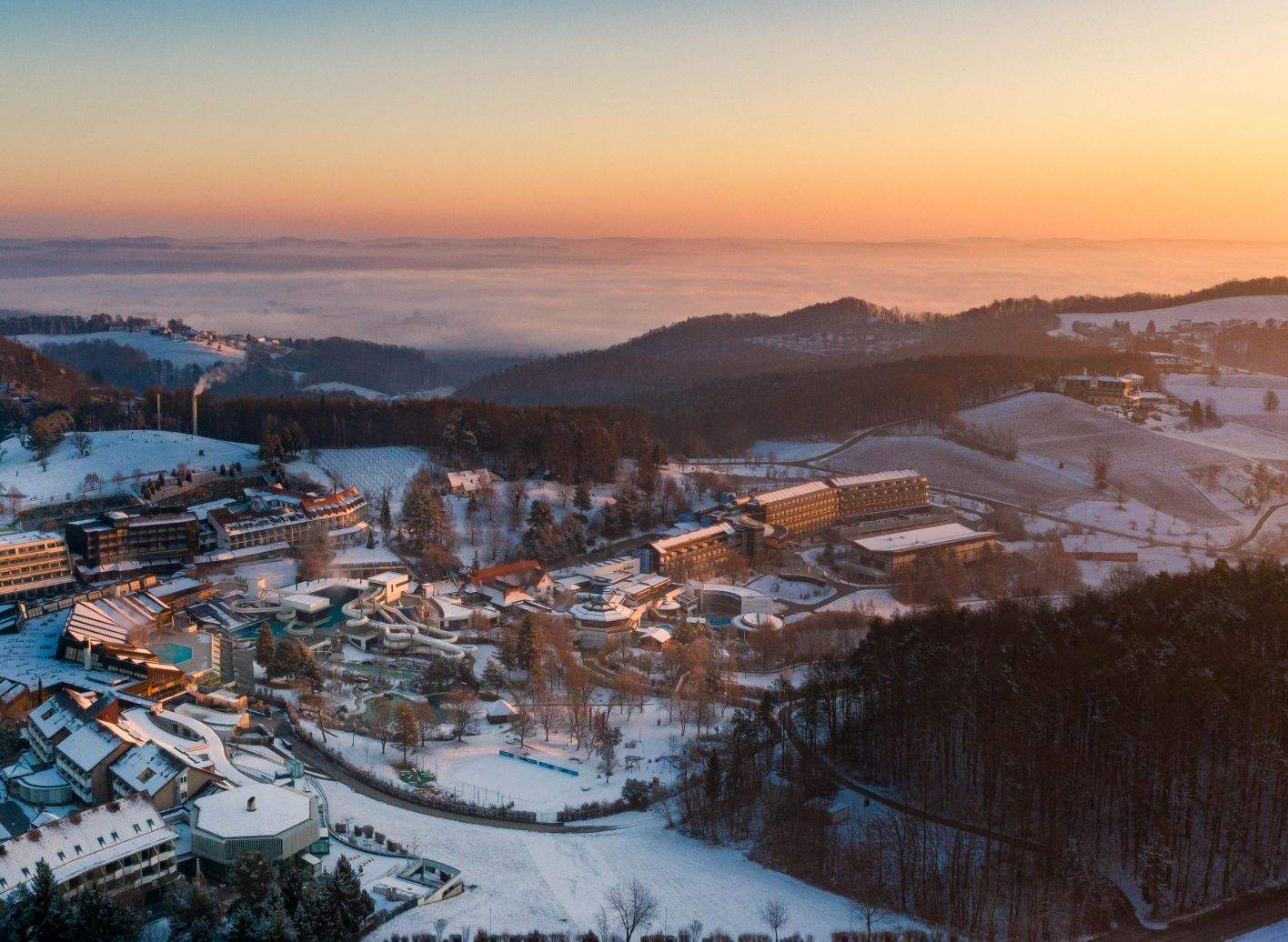 Eine Luftaufnahme des verschneiten Thermenresorts Loipersdorf.