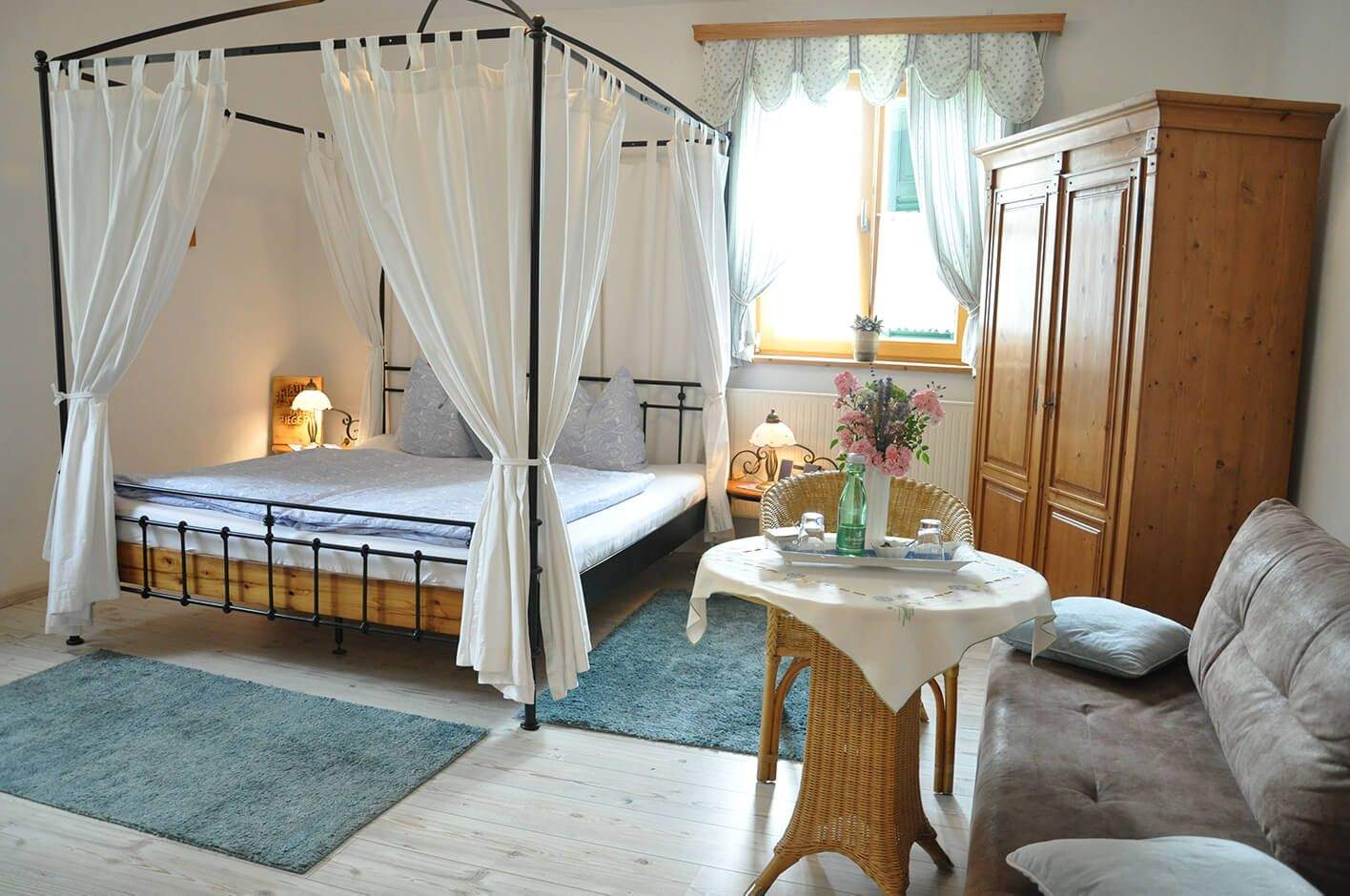 Das Doppelzimmer mit Himmelbett in der Pension Gmiatliche Stubm.