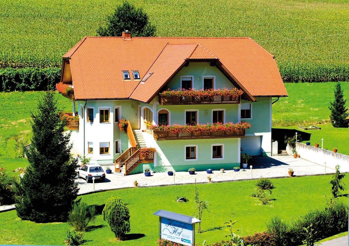 Der Henndorfer Hof von außen.