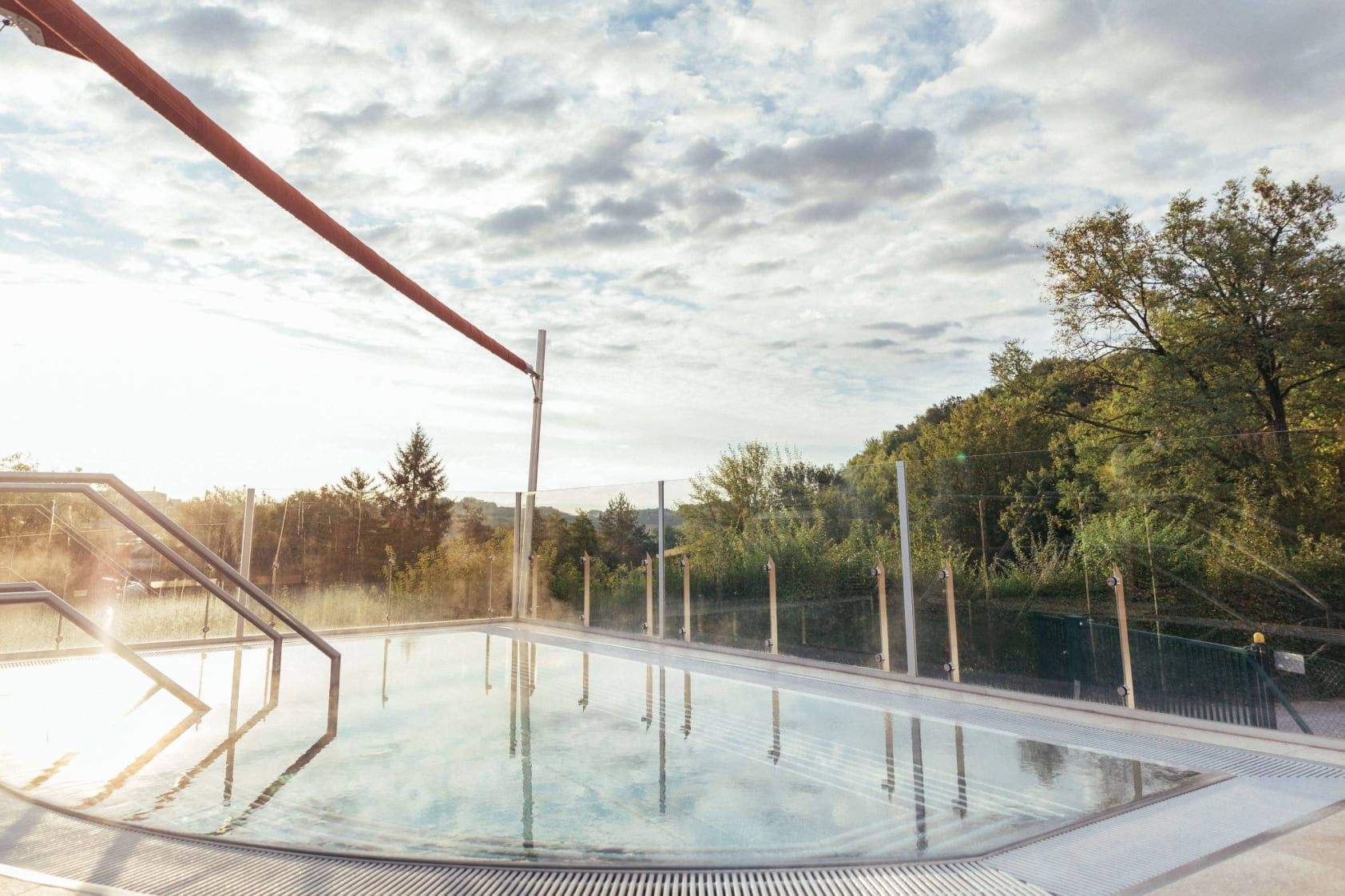 Thermalwhirlpool im Außenbereich
