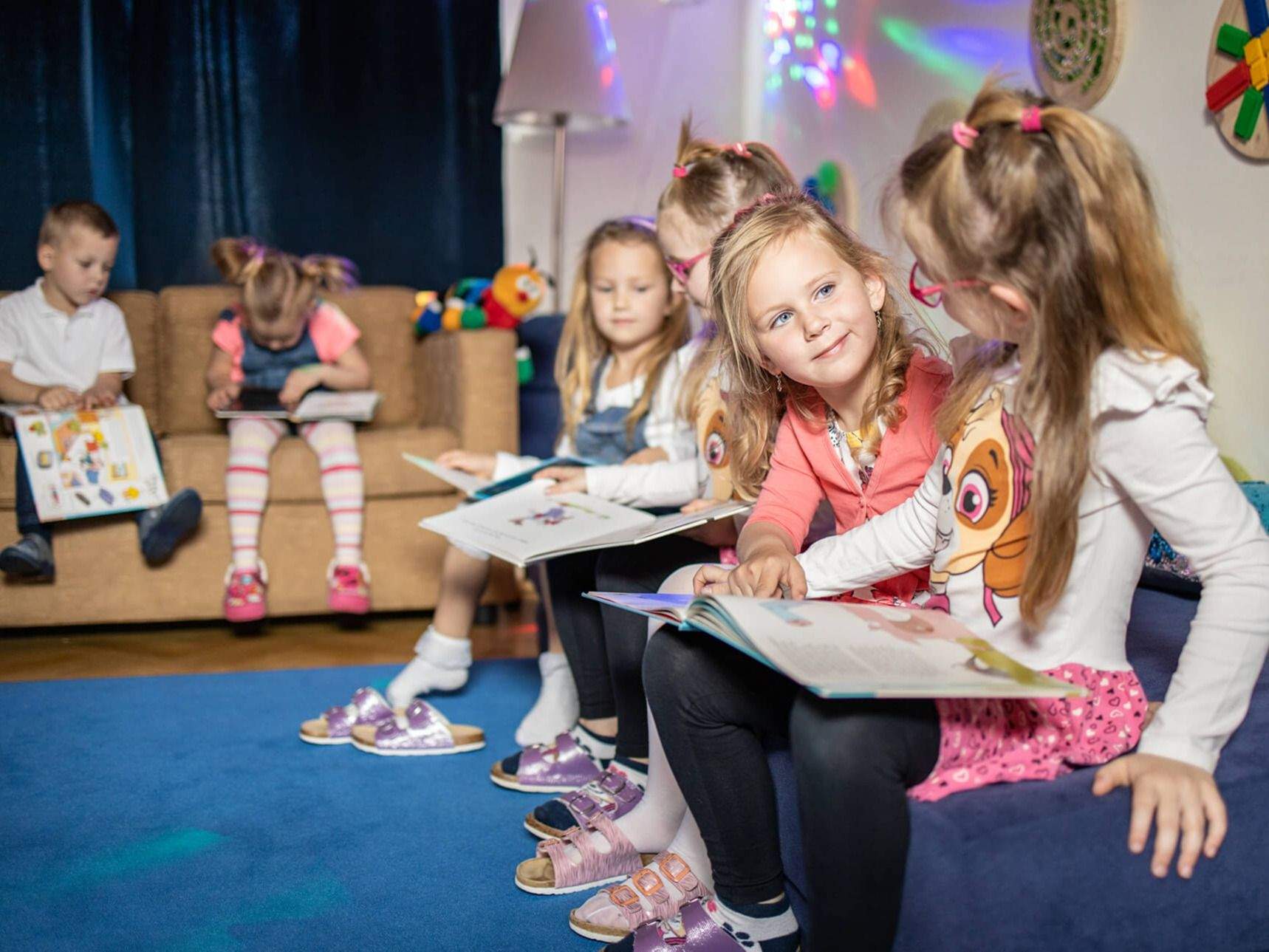 Die Kinder vom Tourismuskindergarten lesen.