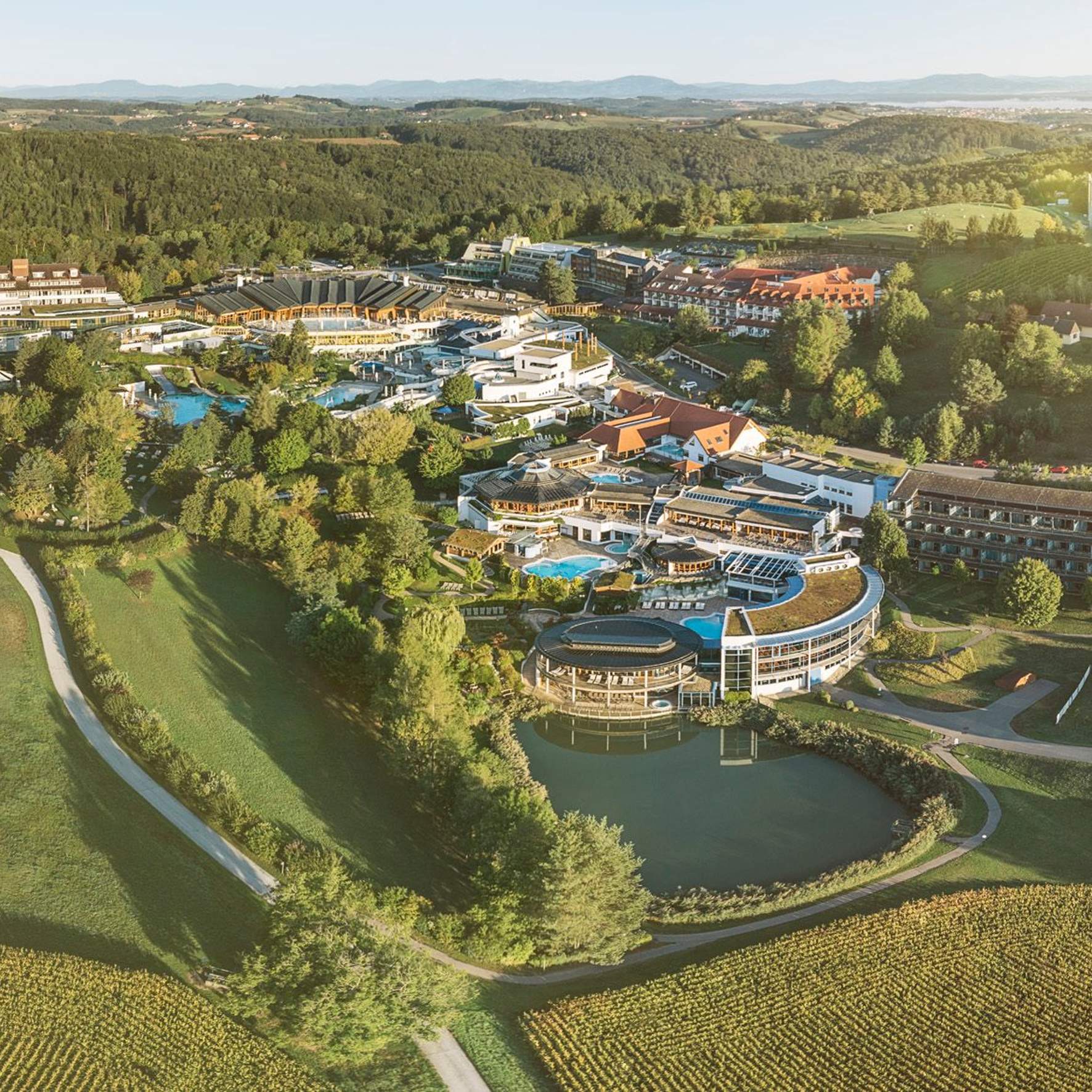 Overview of the Loipersdorf thermal spa resort and the neighboring thermal spa hotels.