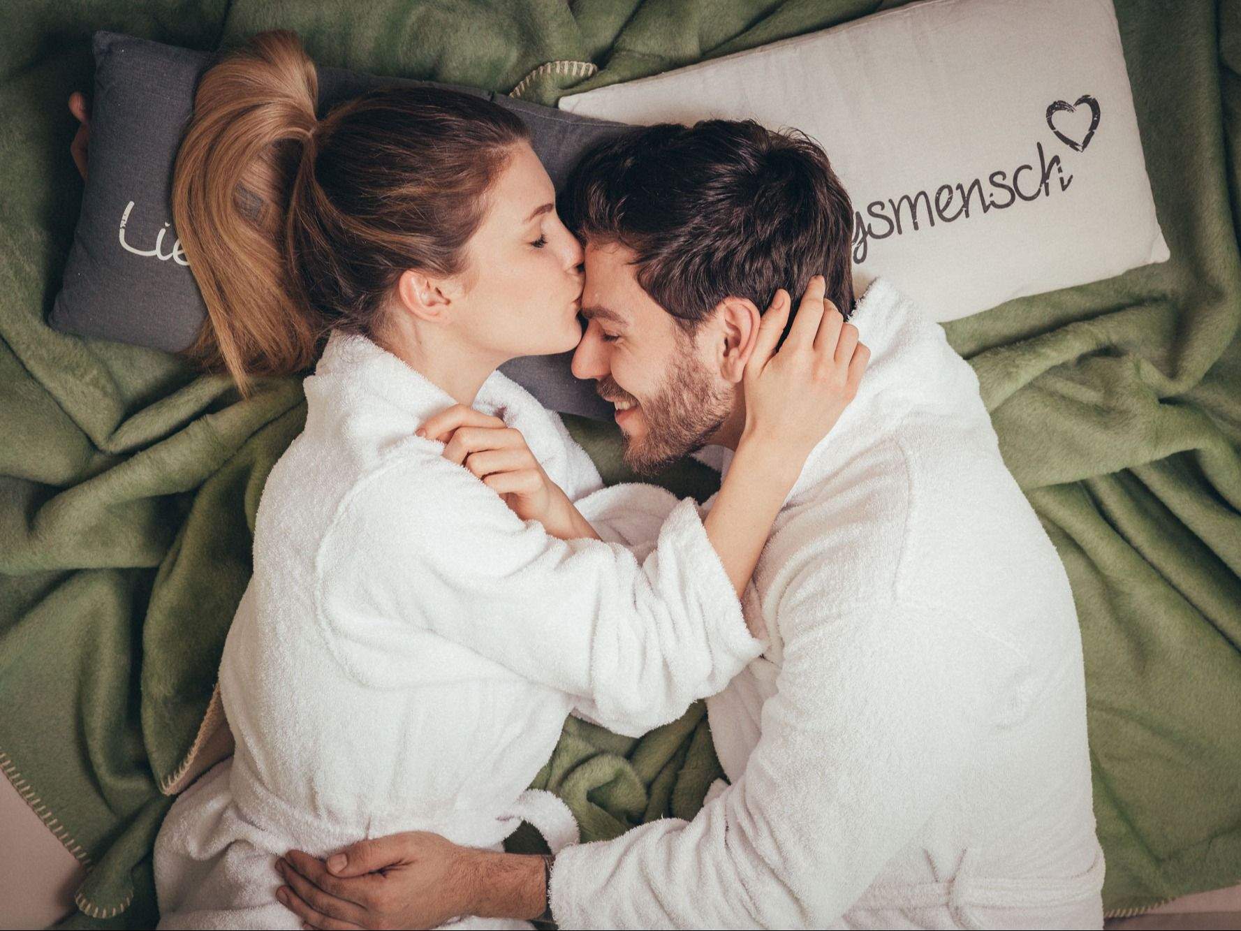 Verliebte Frau küsst Mann auf die Stirn