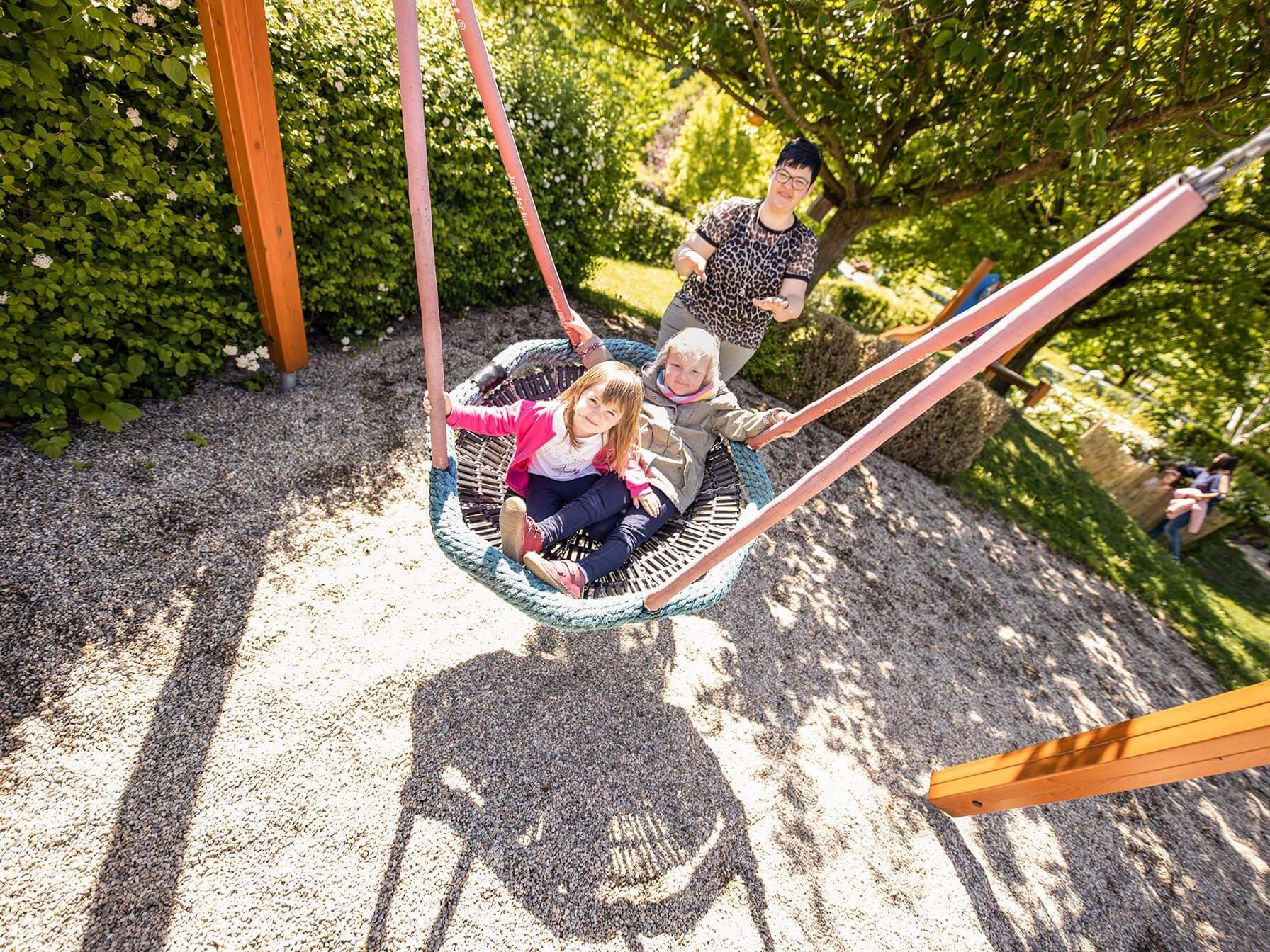 Die Kinder vom Tourismuskindergarten in der Schaukel.