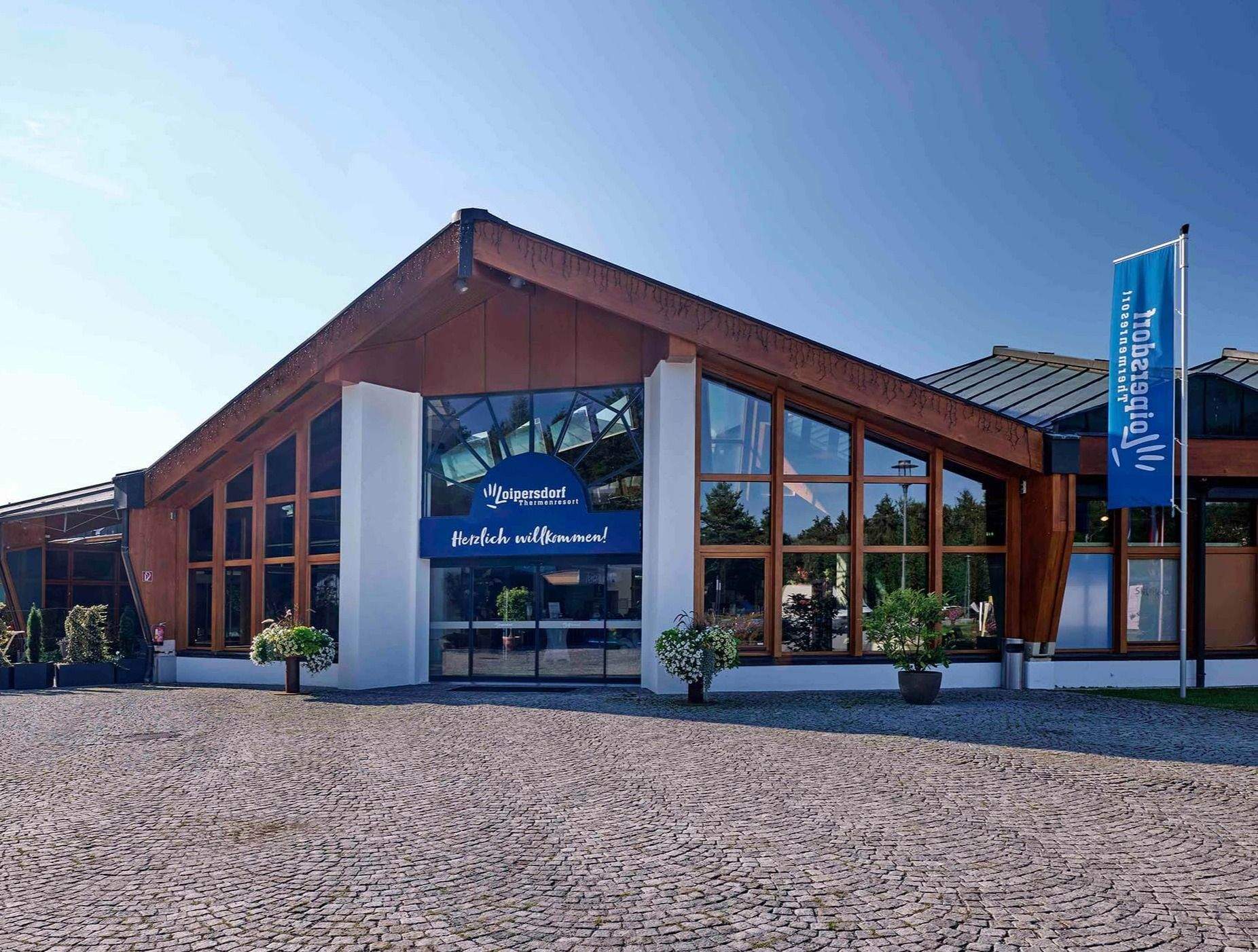 Der Thermenhaupteingang bei strahlend blauem Himmel.