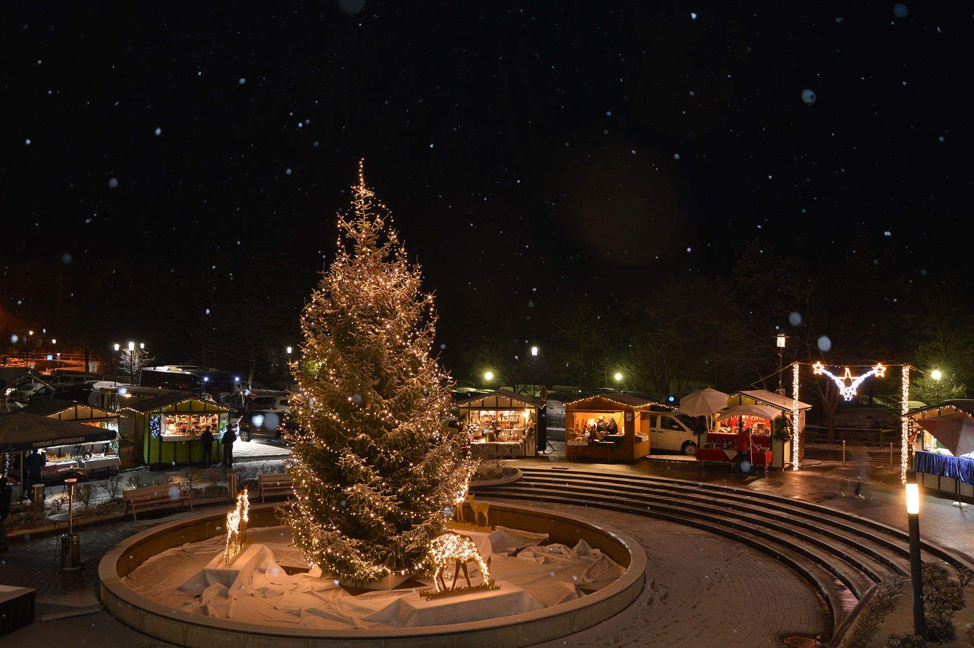 Advent huts on the forecourt of the Loipersdorf thermal spa