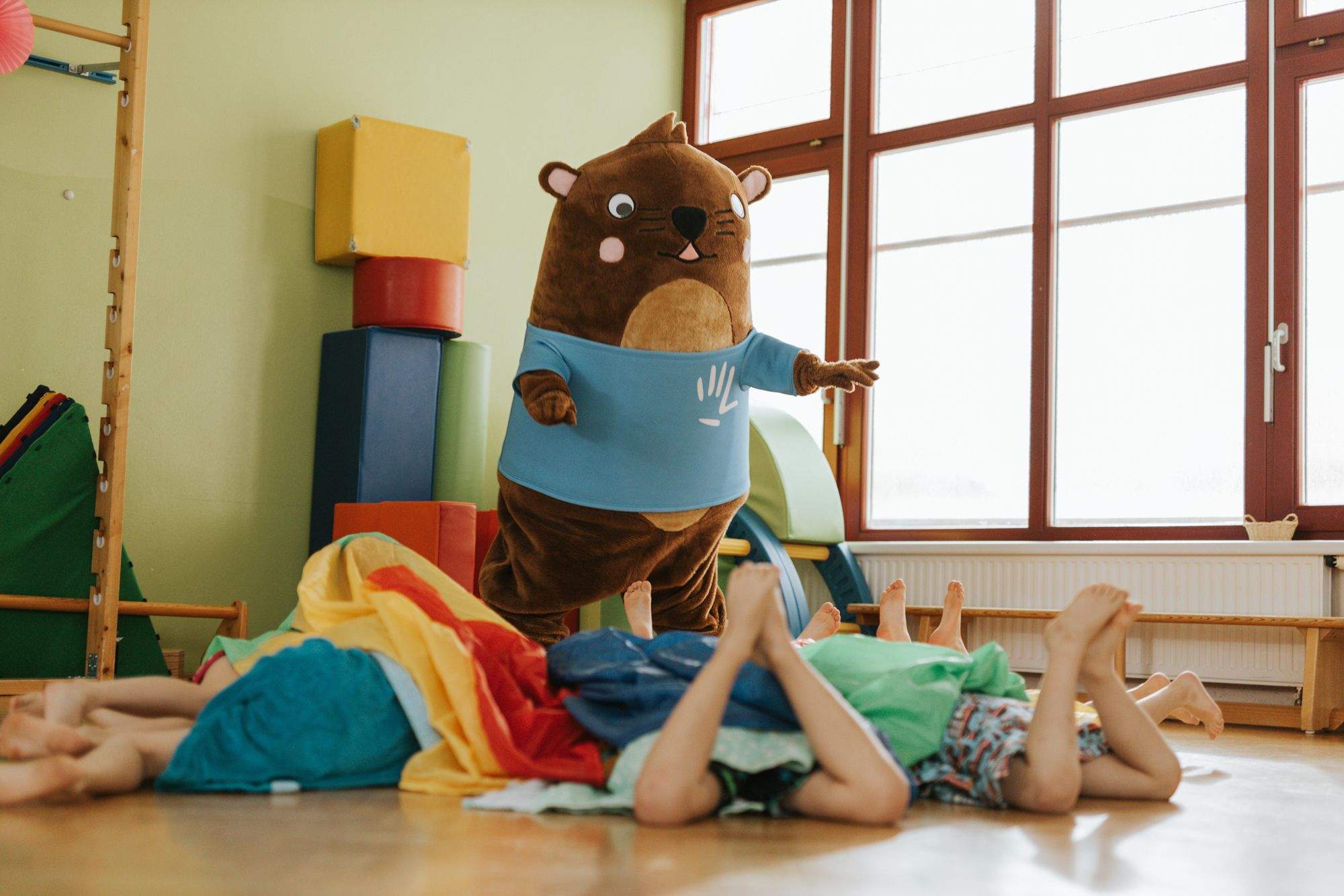 Otto spielt mit den Kindern lustige Spiele.