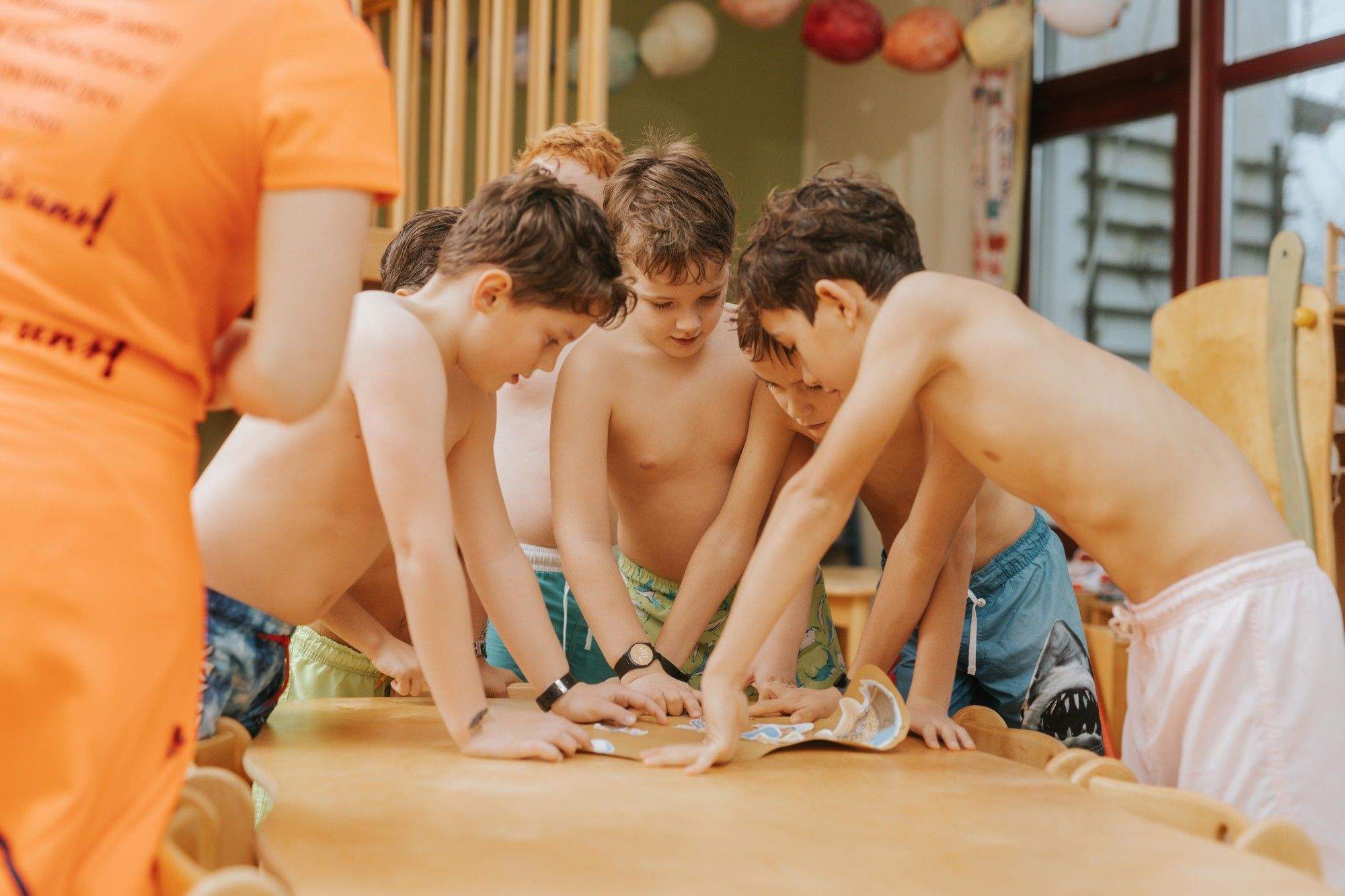 Kinder nehmen an der Schnitzeljagd bei Ottos Fun Party teil.
