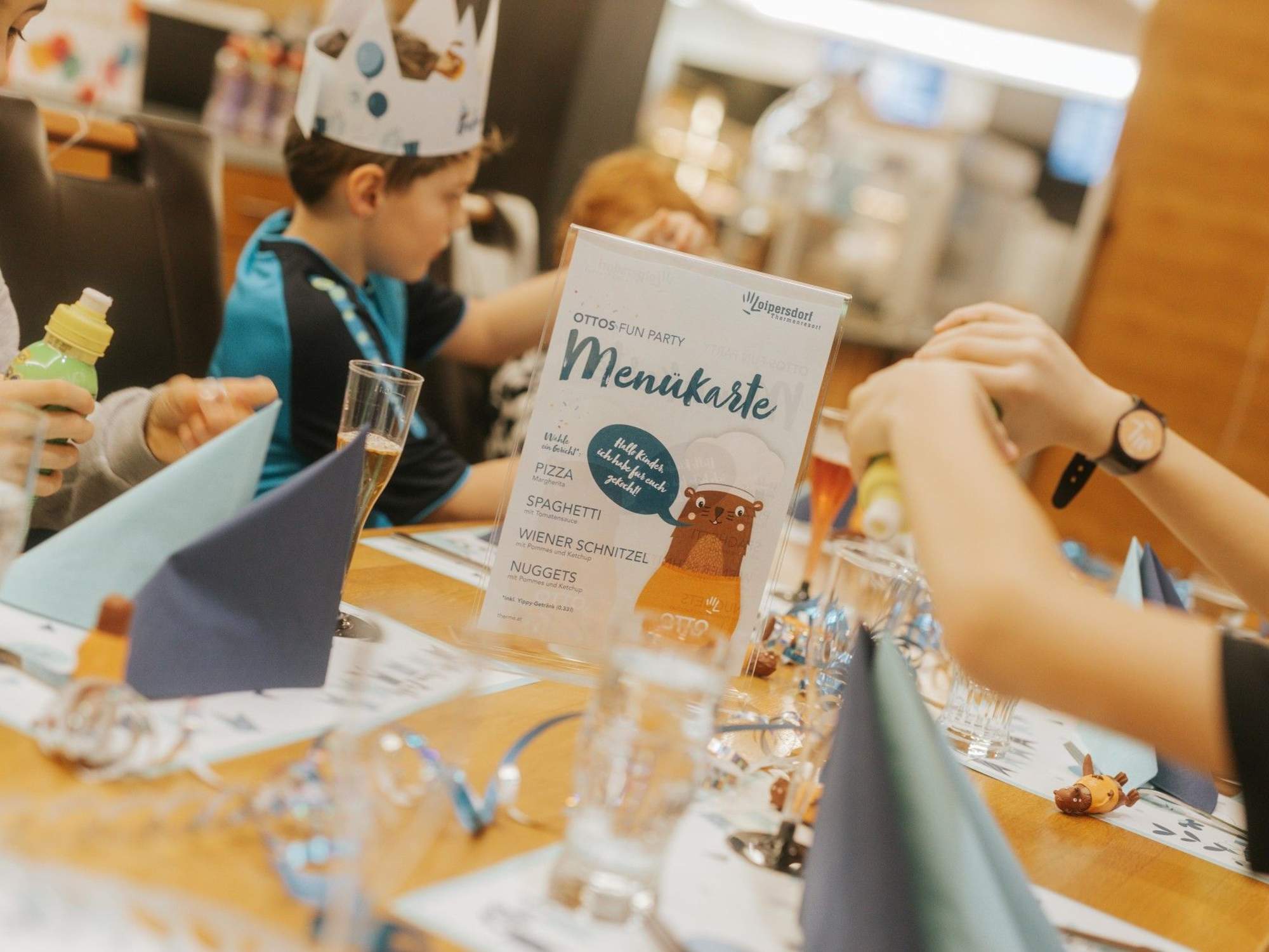 Ein bunt gedeckter Geburtstags Tisch mit Menükarte in der Mitte