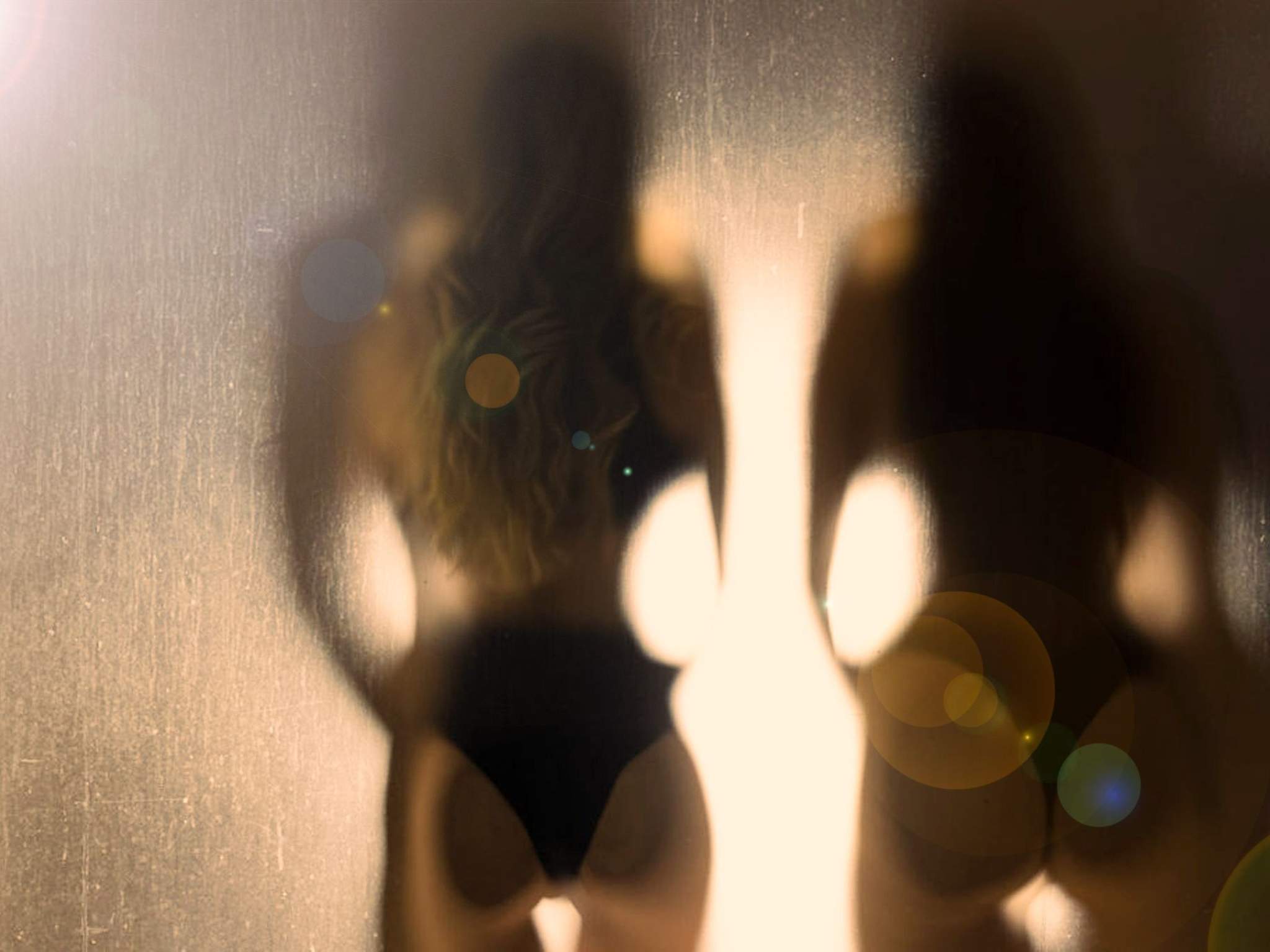 Silhouette zweier Damen.