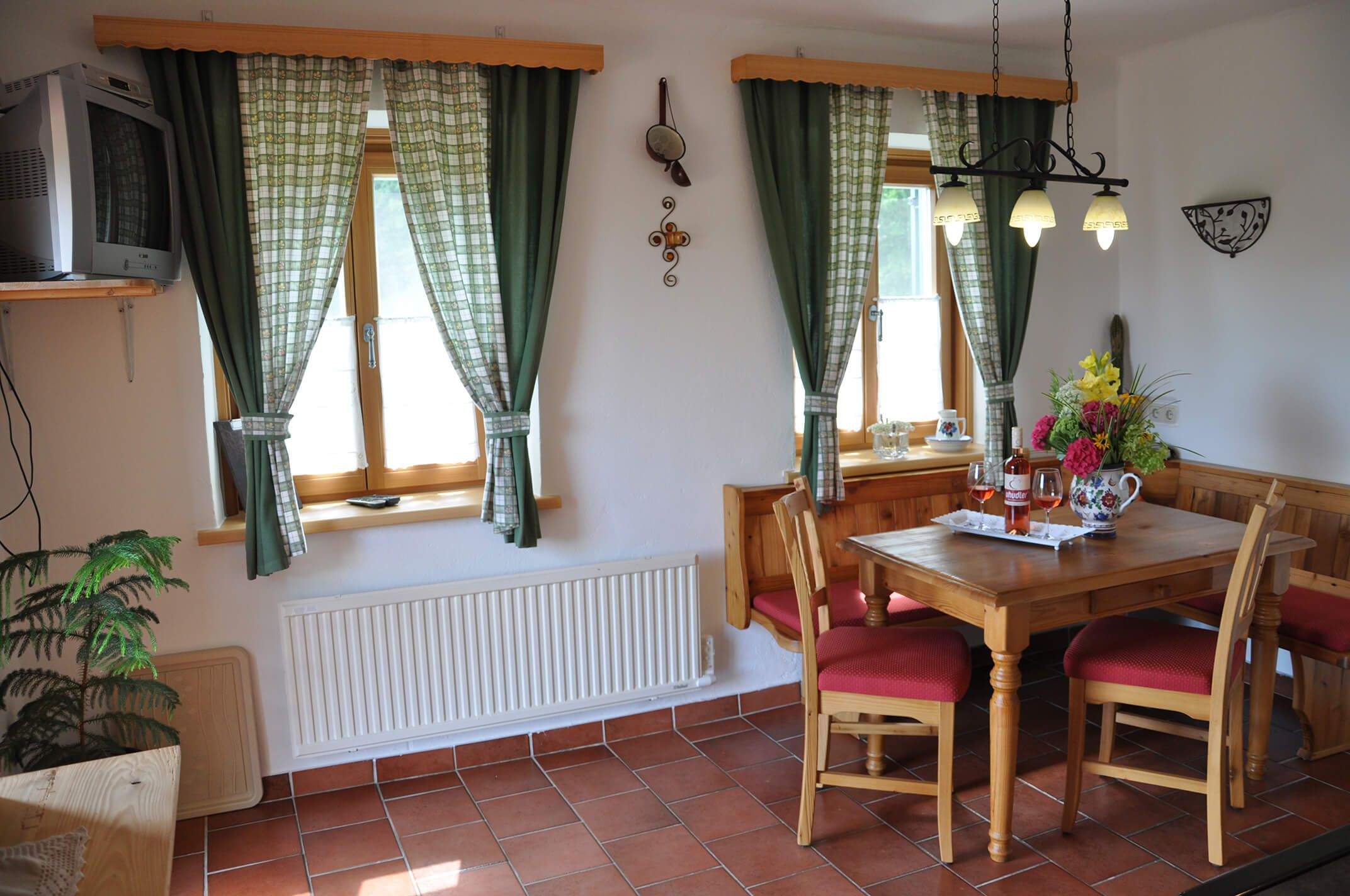 Die urige Essecke im Appartment S´Kellerstöckl.