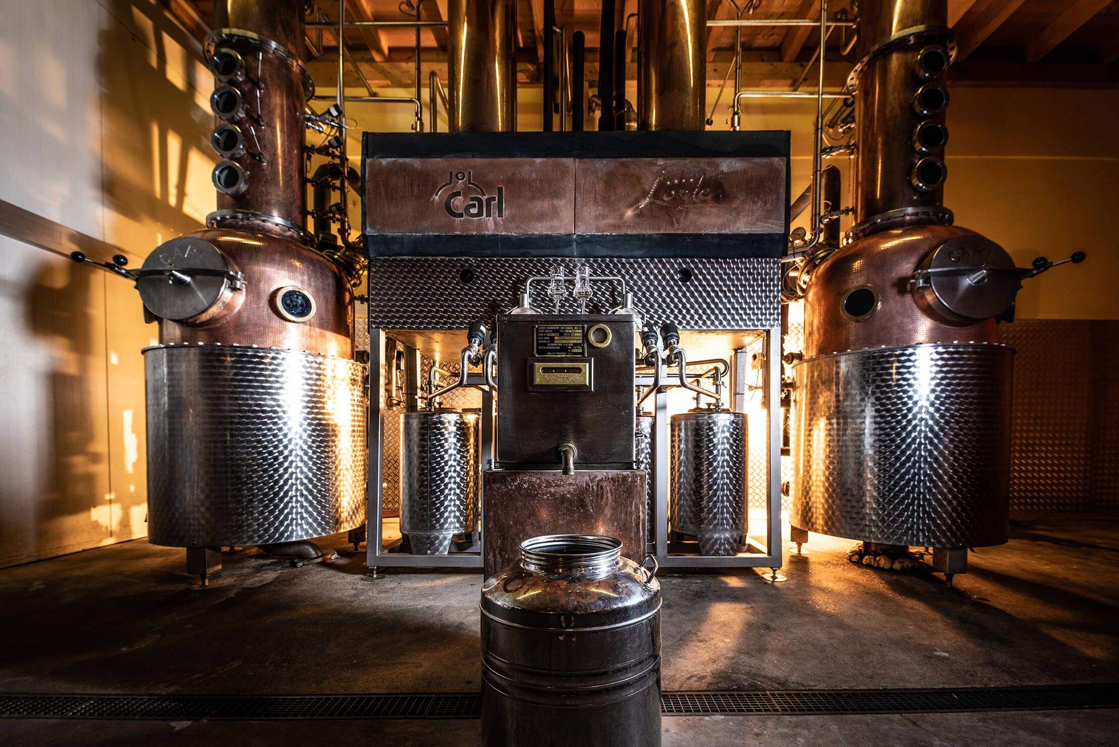 Die Brennkessel der Destillerie Puchas in Kukmirn.