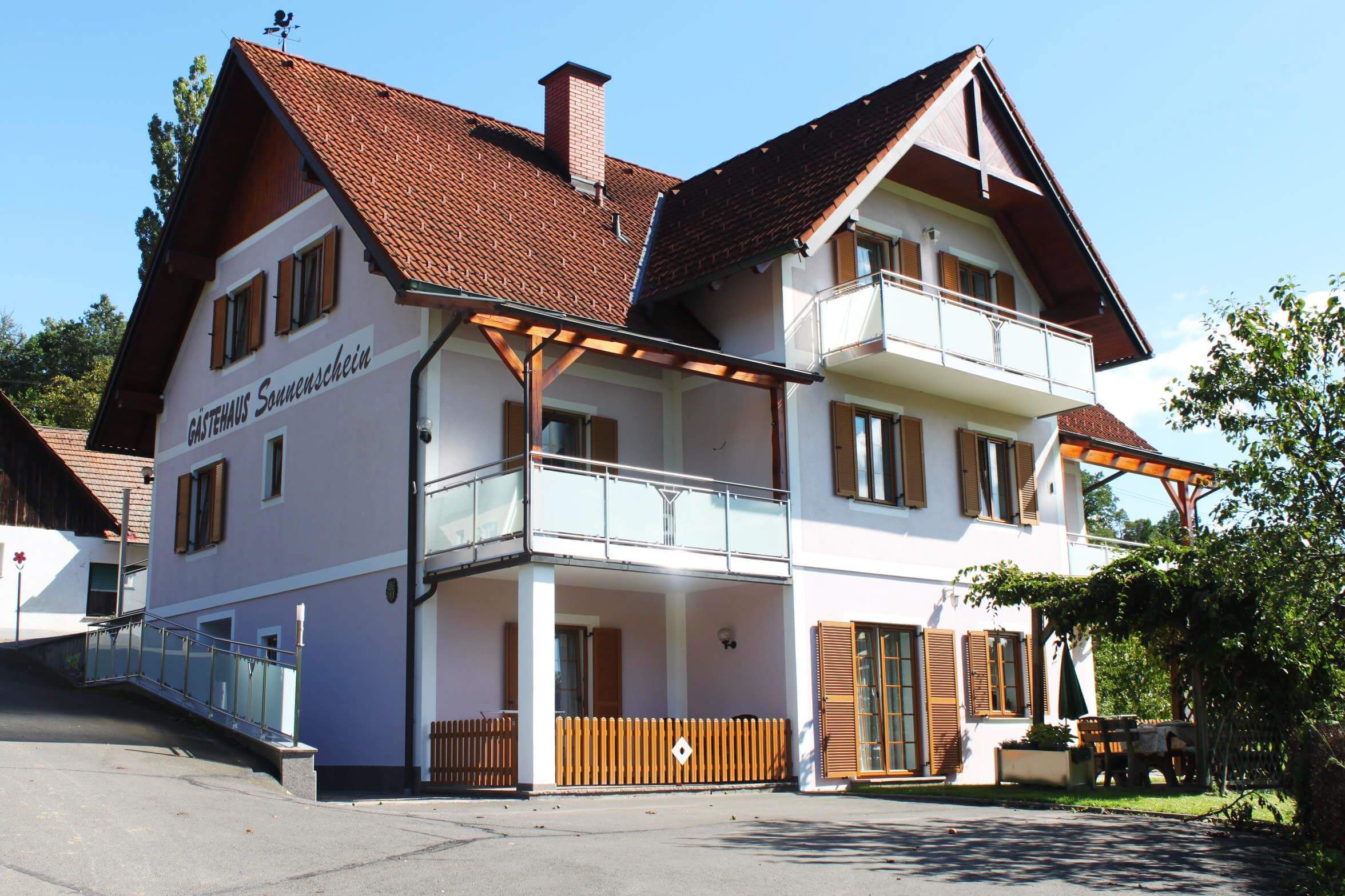 Das Gästehaus Sonnenschein in Unterlamm von außen.
