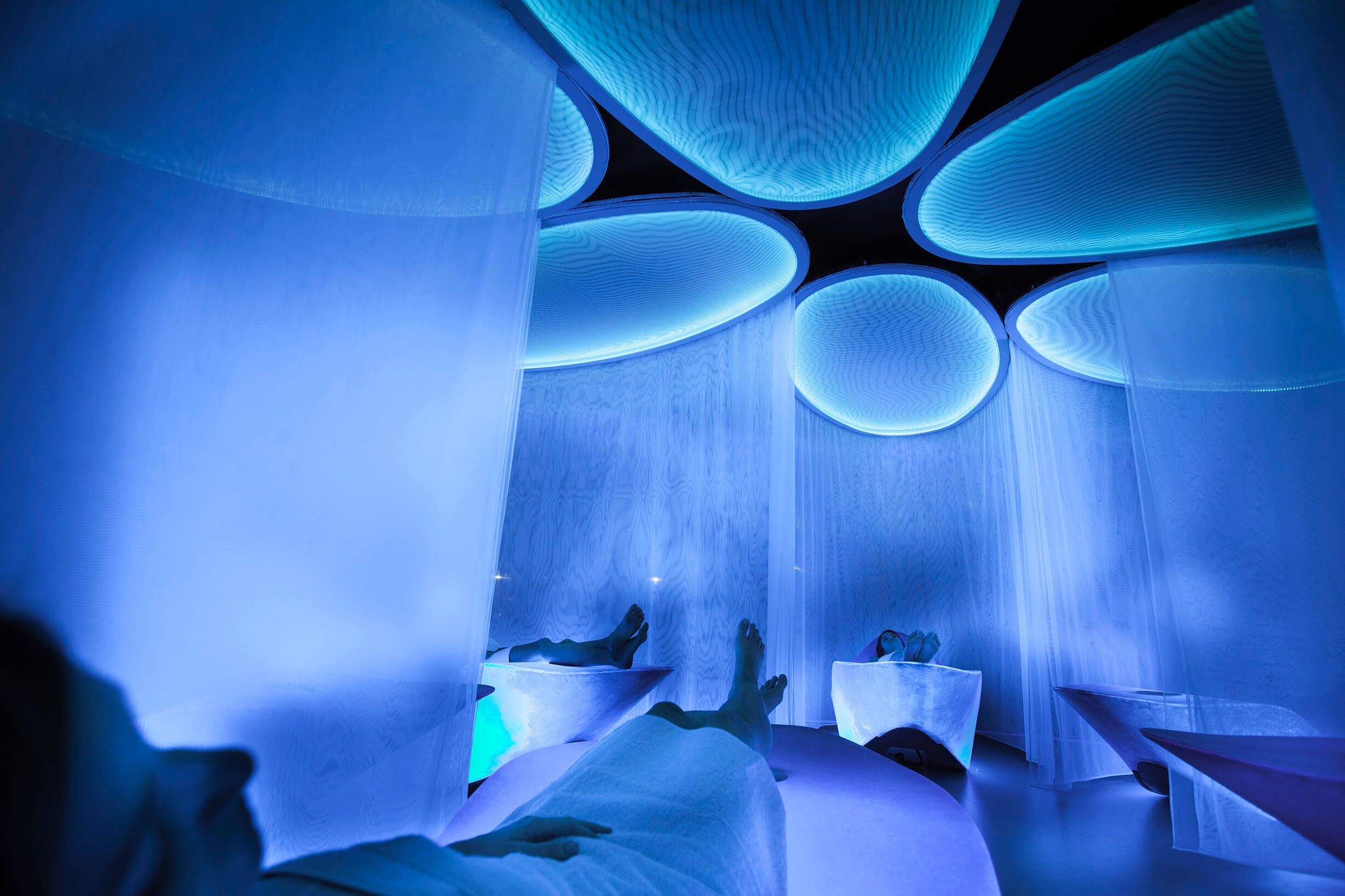 Finde Tiefenentspannung in der AlphaSphere Cocoon im Thermenbad.