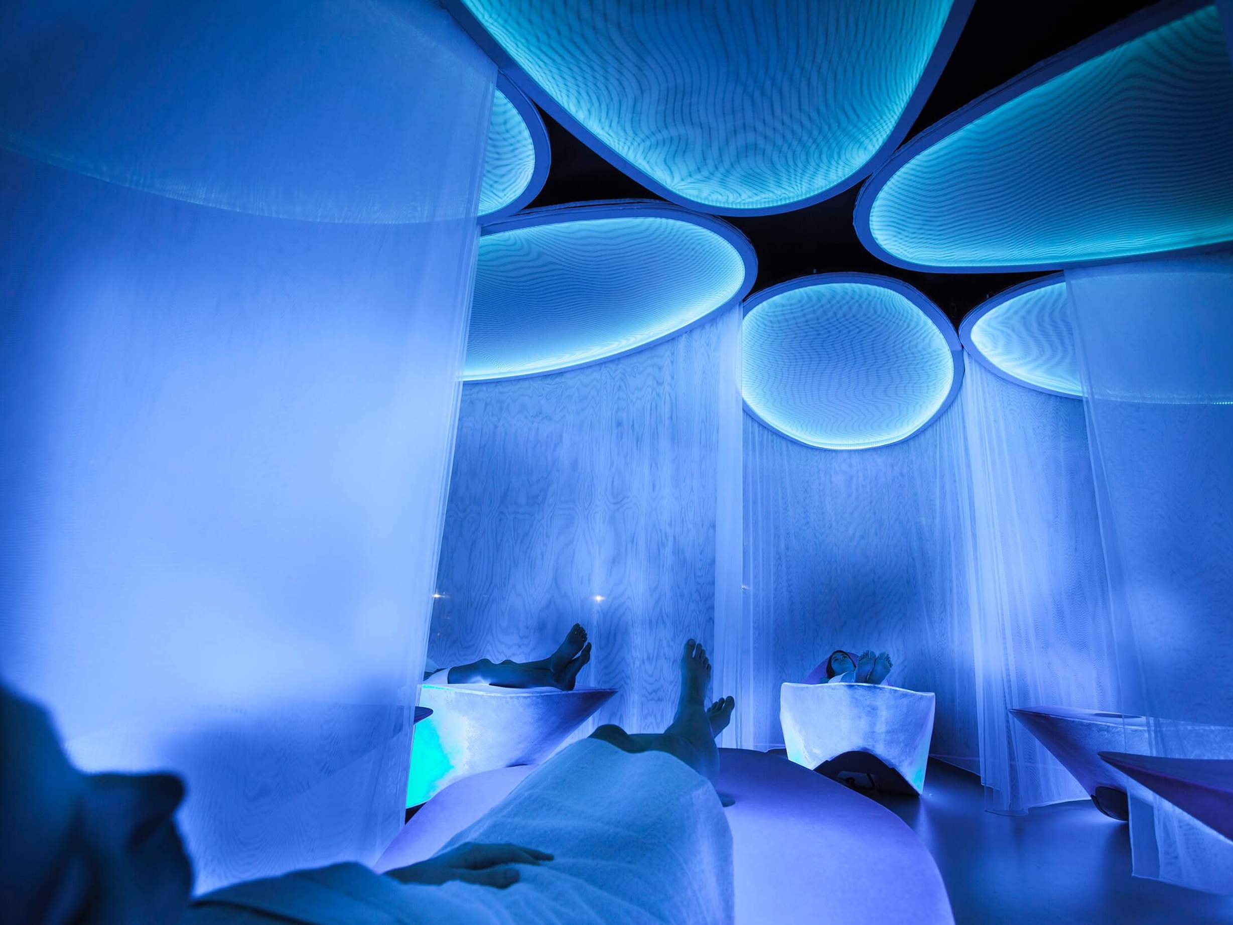 Finde Tiefenentspannung in der AlphaSphere Cocoon im Thermenbad.