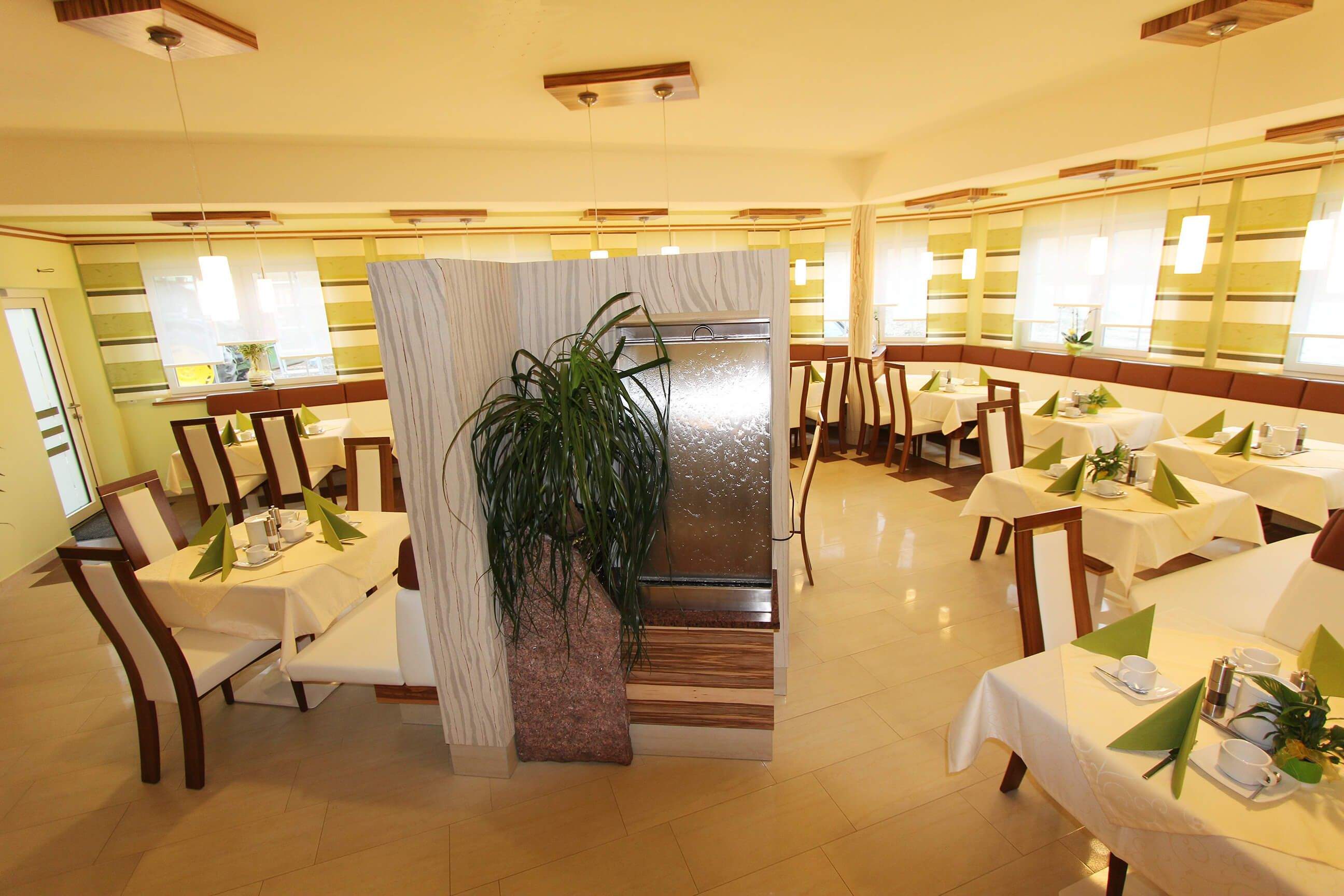 Der Frühstücksraum im Hotel Garni Loipersdorf.