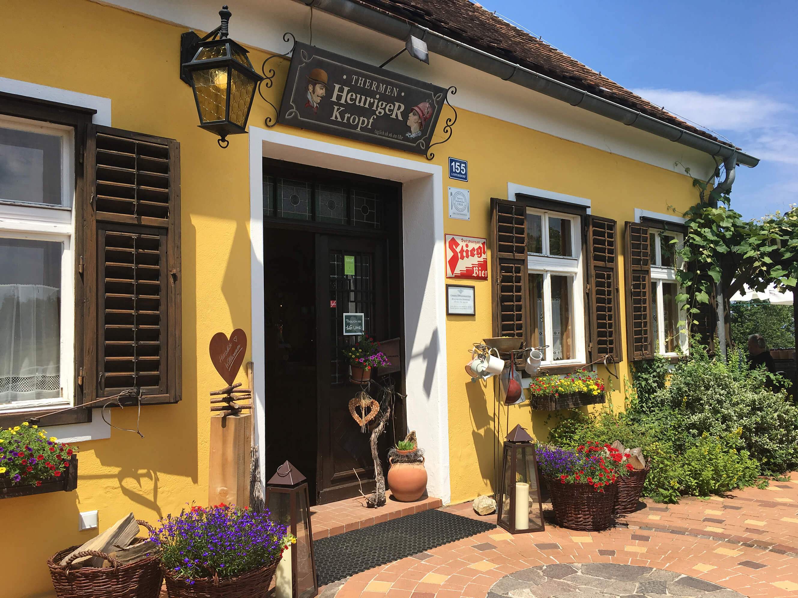 Der Eingang zum Thermenheurigen Kropf.