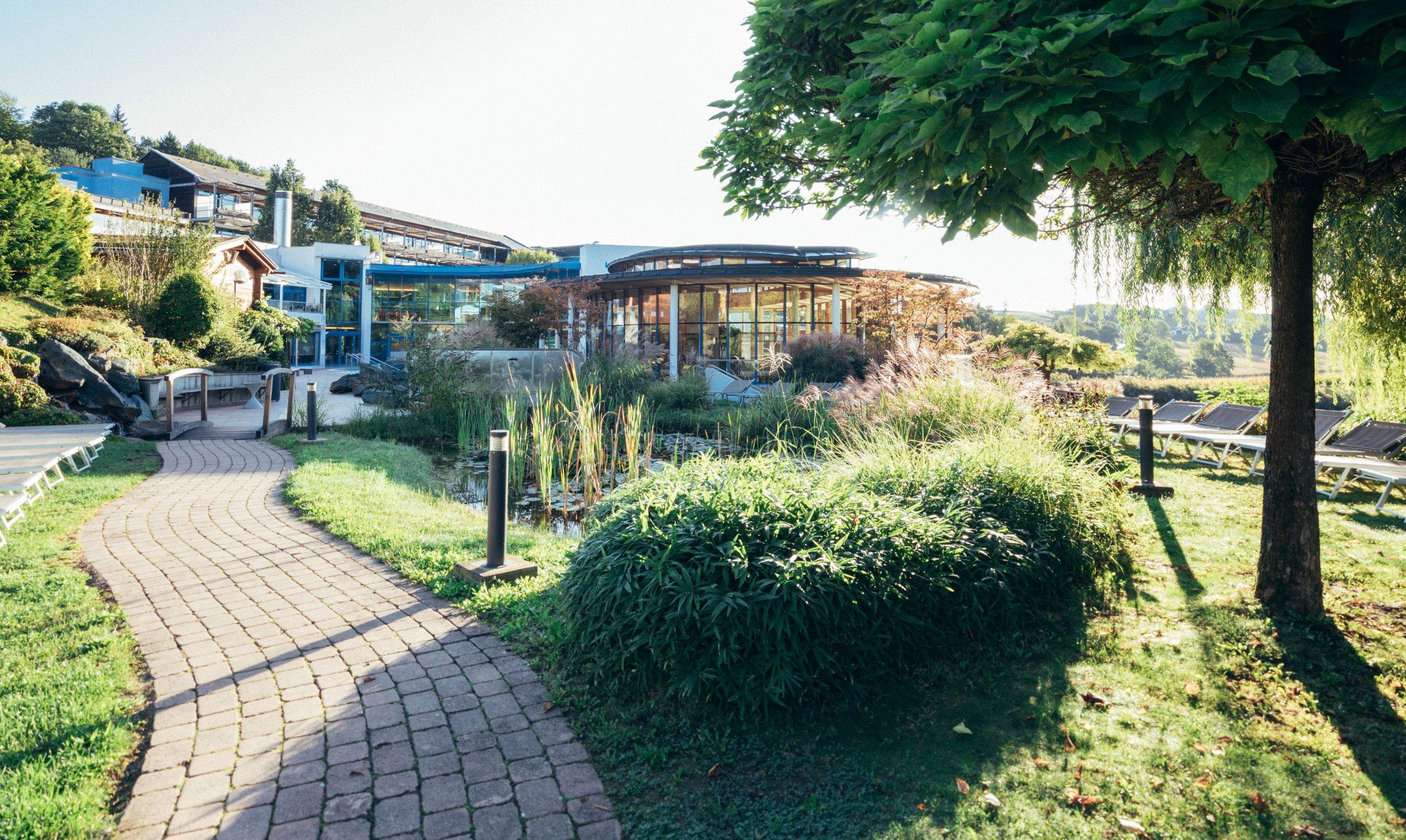 Ein idyllischer Weg führt zum Schaffelbad des Thermenresort Loipersdorf.
