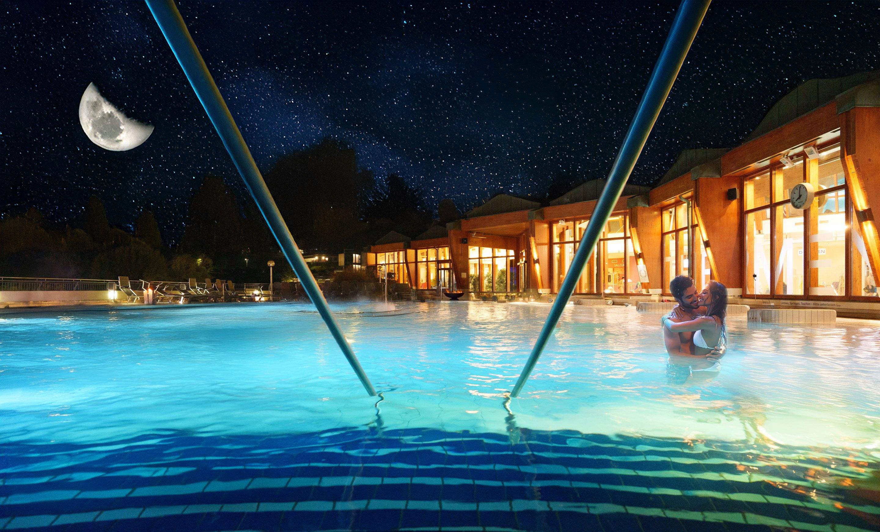 Thermalbecken beim Mondscheinschwimmen in der Nacht.