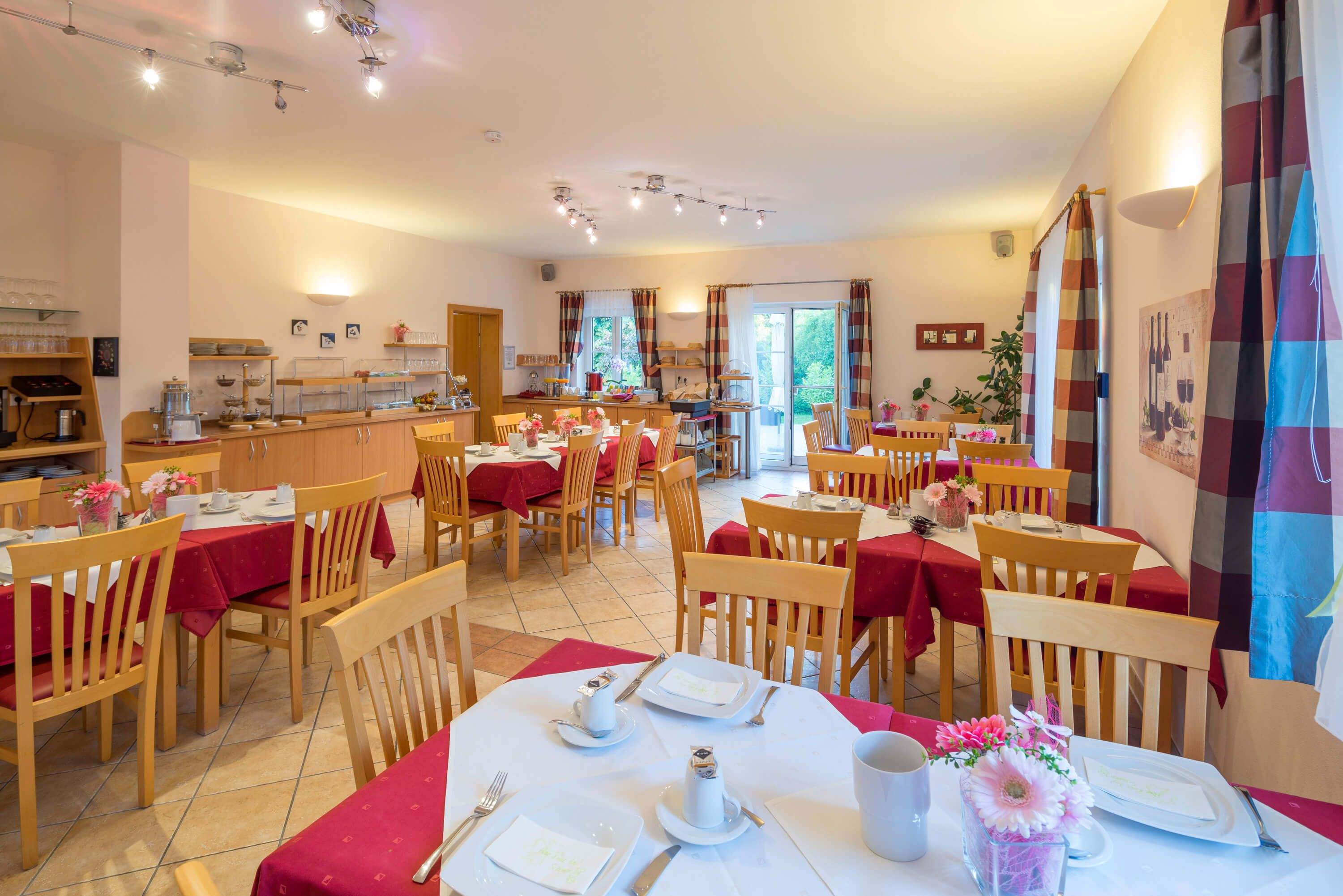 Der Frühstücksraum im Hotel Garni Oasis.