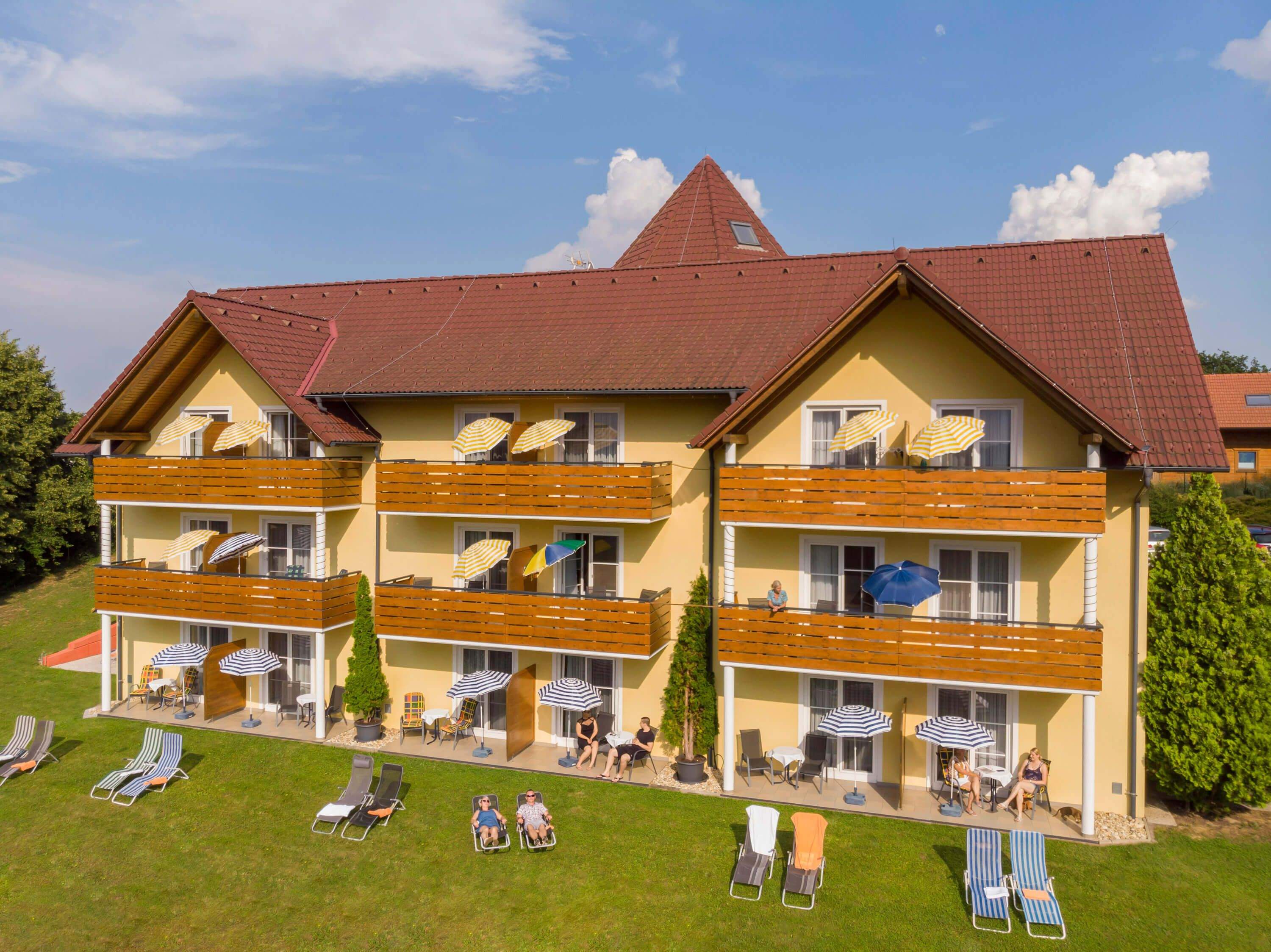Das Hotel Garni Oasis in Loipersdorf von außen.