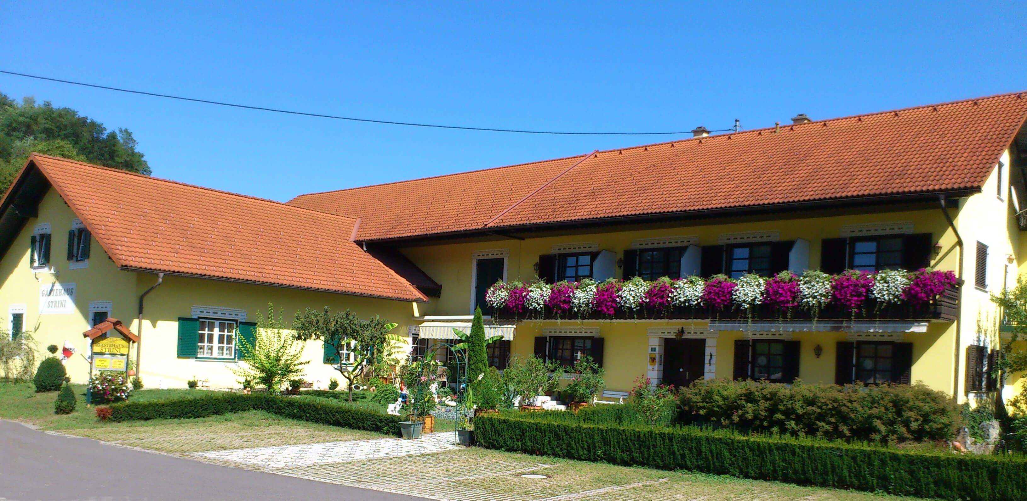 Das Gästehaus Strini von außen.