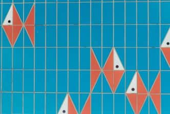 Die Fliesen eines Kinder-Bades mit Fischen.