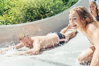 Eine Familie rutscht in einer Wasserrutsche des Thermenresorts Loipersdorf.