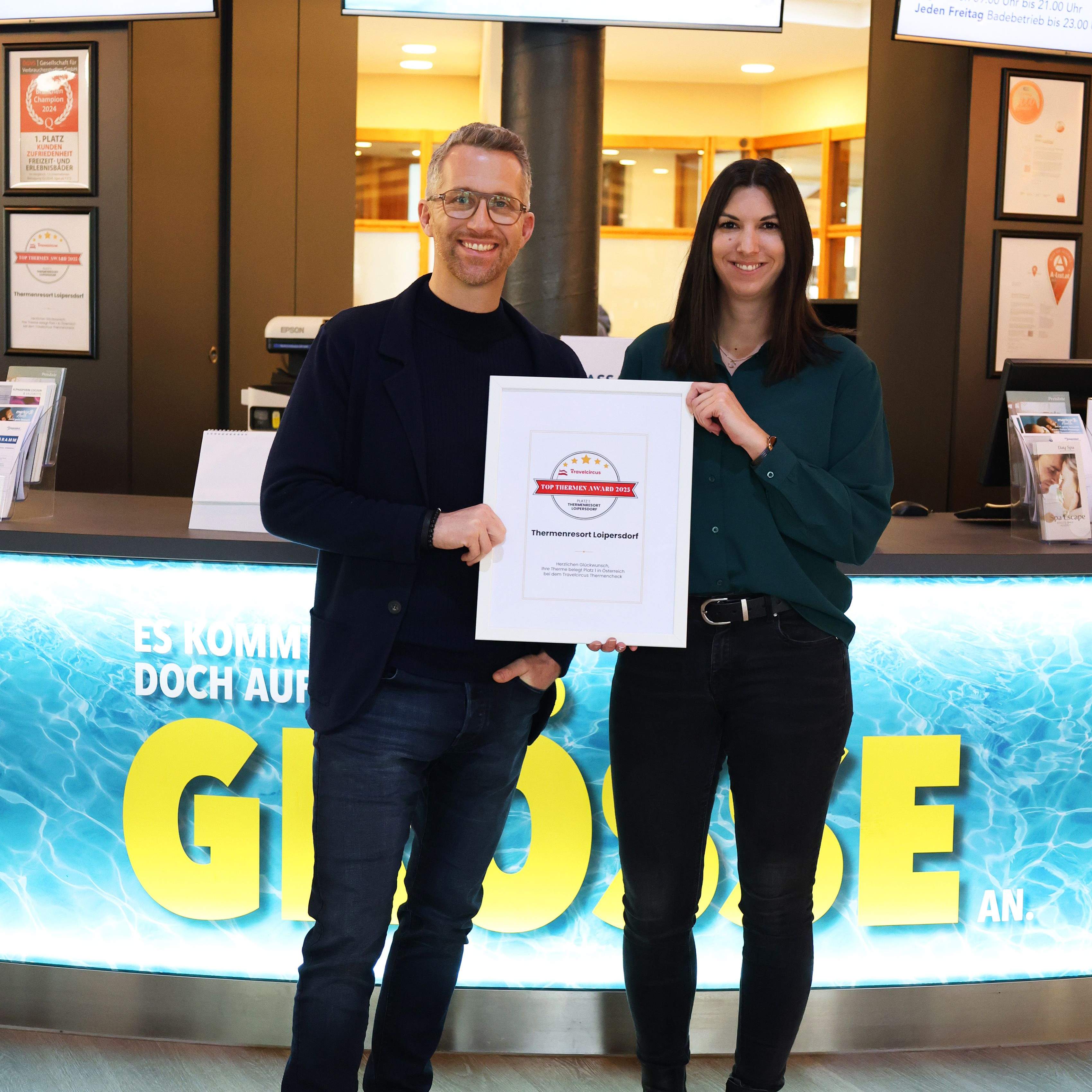 Managing Director Philip Borckenstein-Quirini and the resort's new Head of Marketing, Jasmin Steineren, hold the award in their hands.