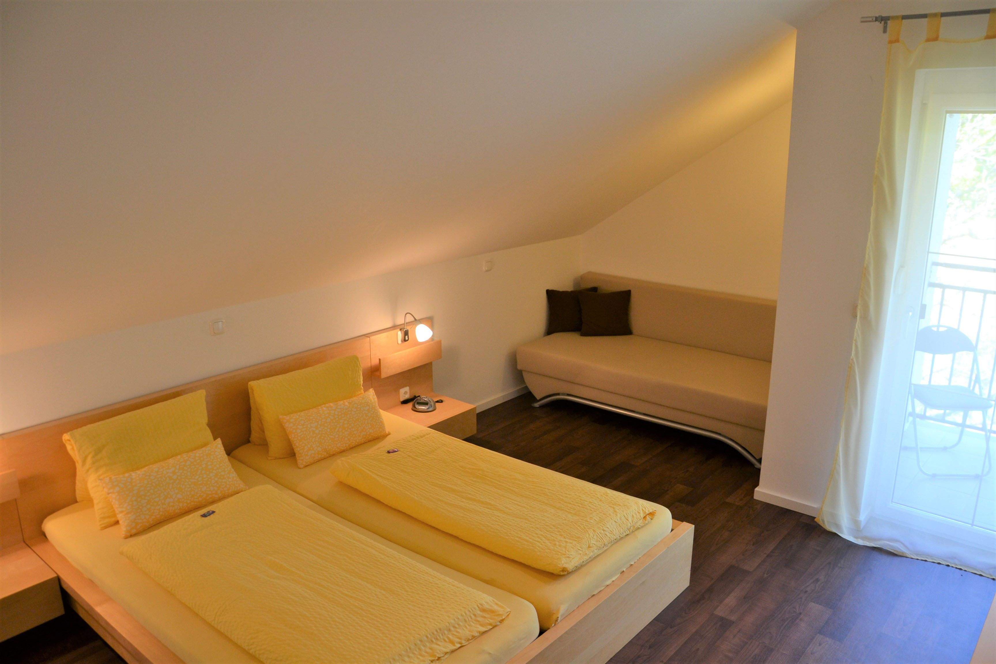 Ein gemütliches Zimmer mit Balkon im Gästehaus Waldblick.