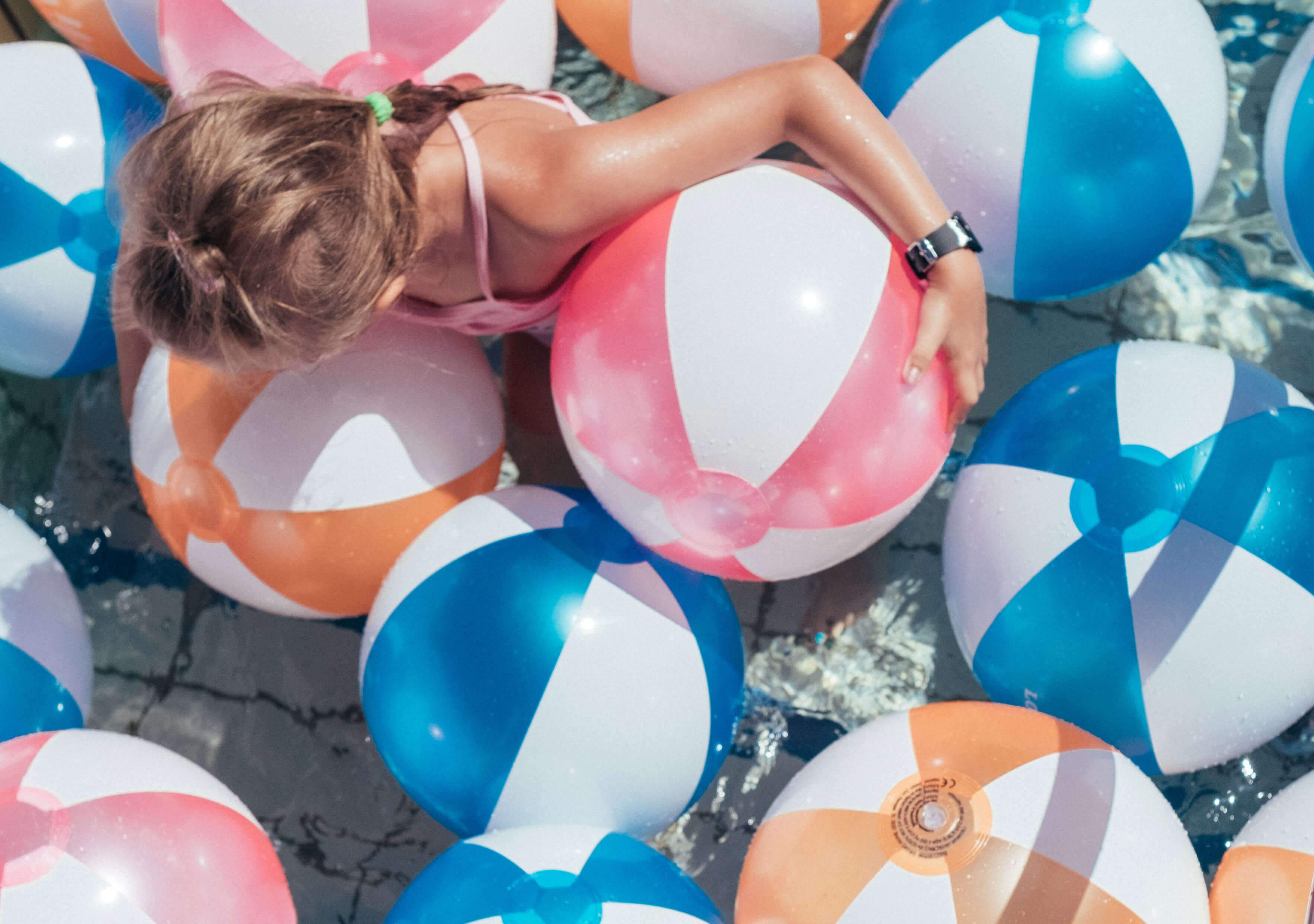Mädchen mit bunten Loipersdofer Wasserbällen.
