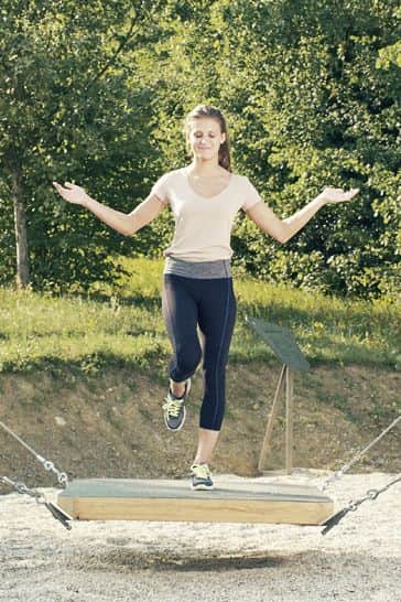 Eine Frau balanciert auf dem Motorikweg in Bad Loipersdorf.