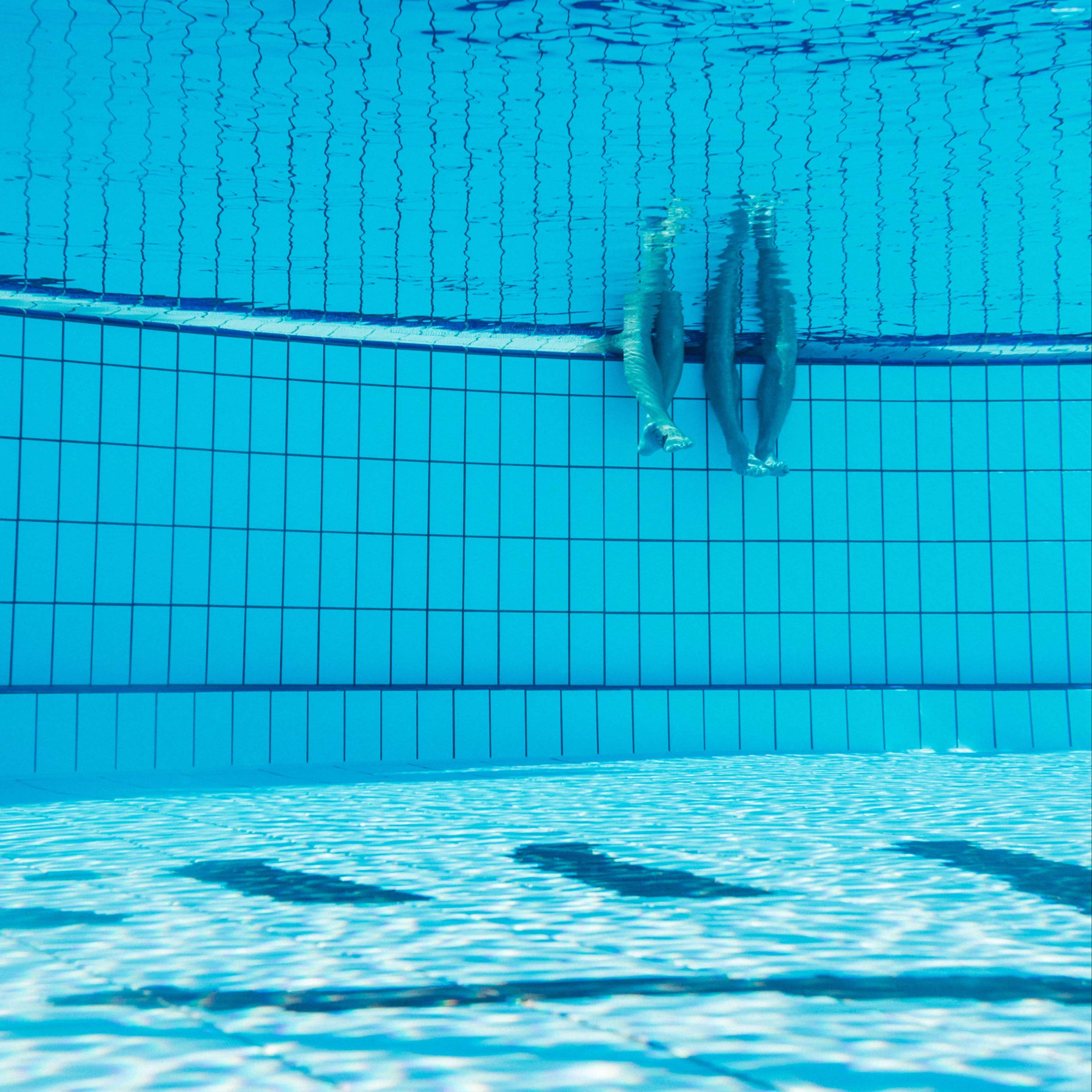 Füße im Thermalwasser im Thermenresort Loipersdorf.